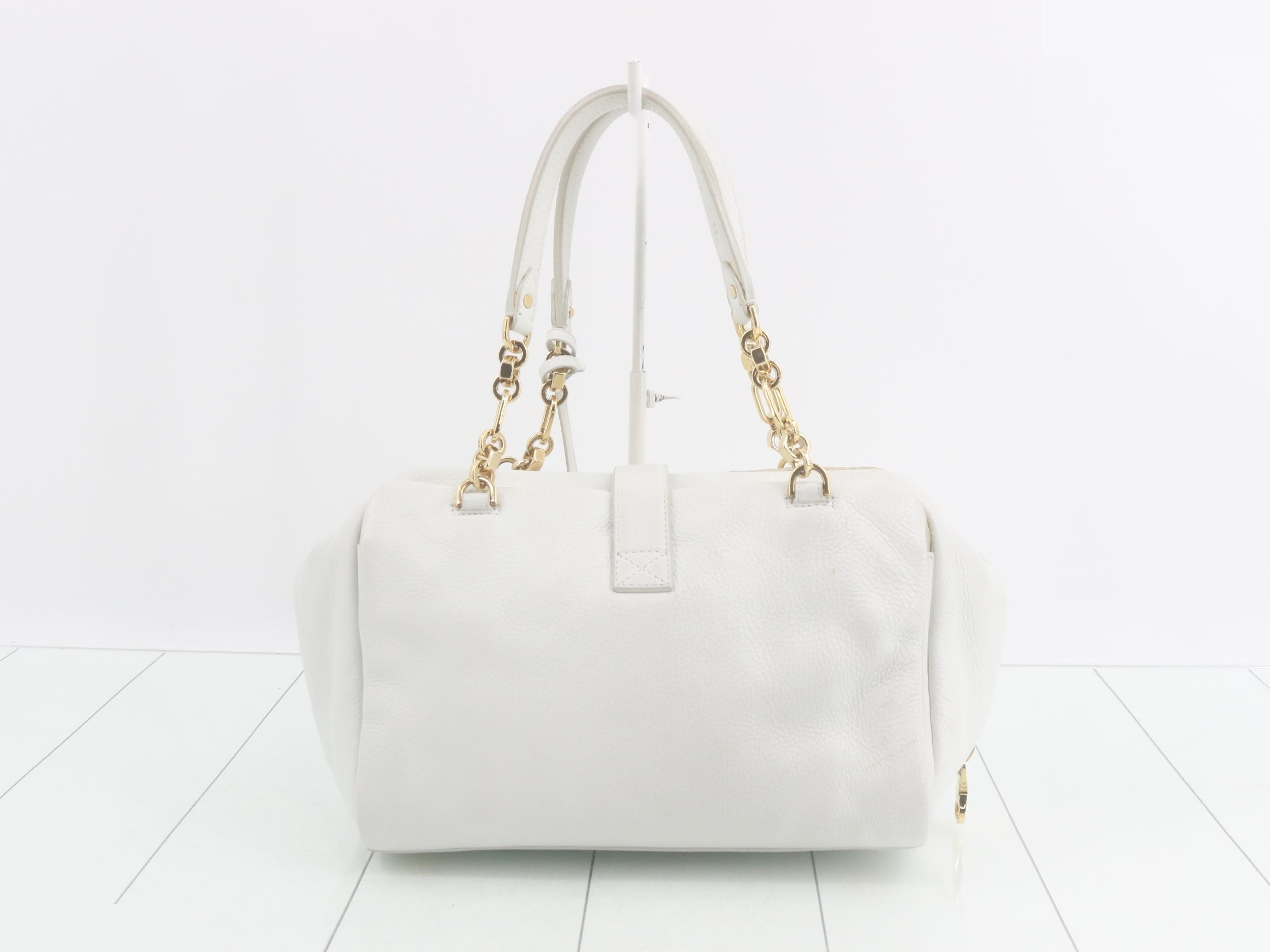 Leather handbag with gold hardware, white tones. — view 2