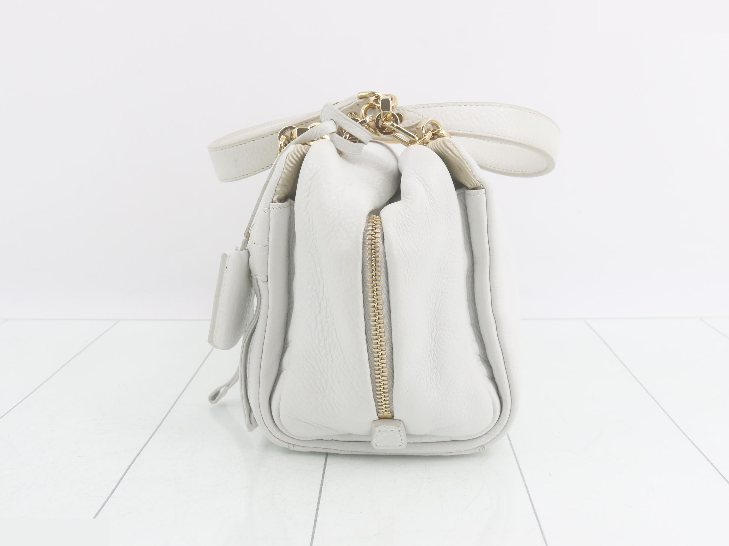 Leather handbag with gold hardware, white tones. — view 3
