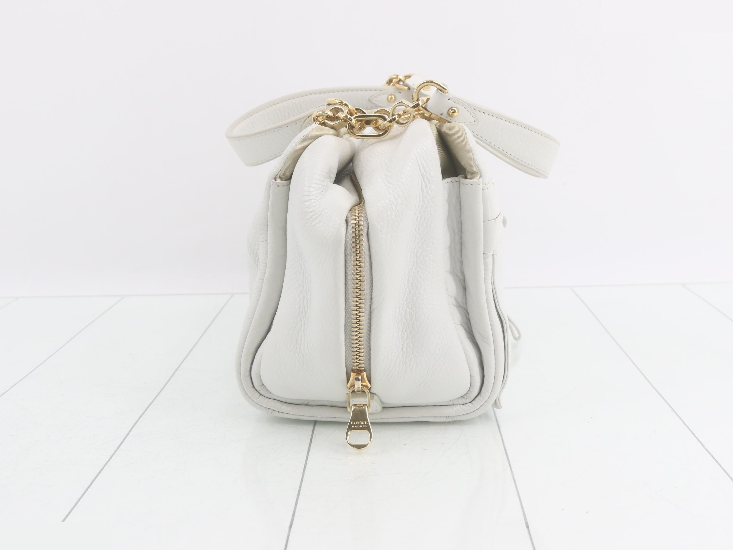 Leather handbag with gold hardware, white tones. — view 4