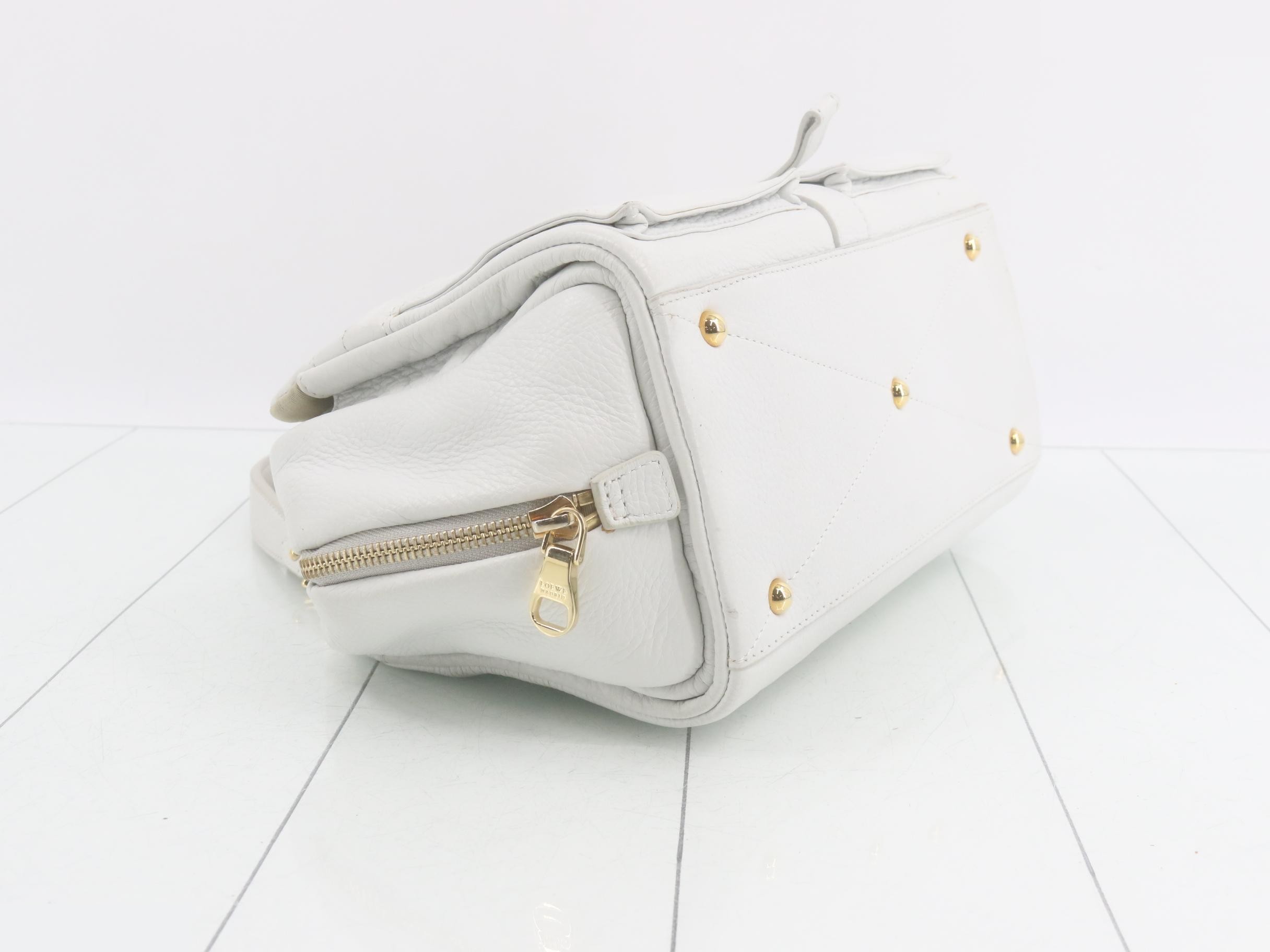 Leather handbag with gold hardware, white tones. — view 5