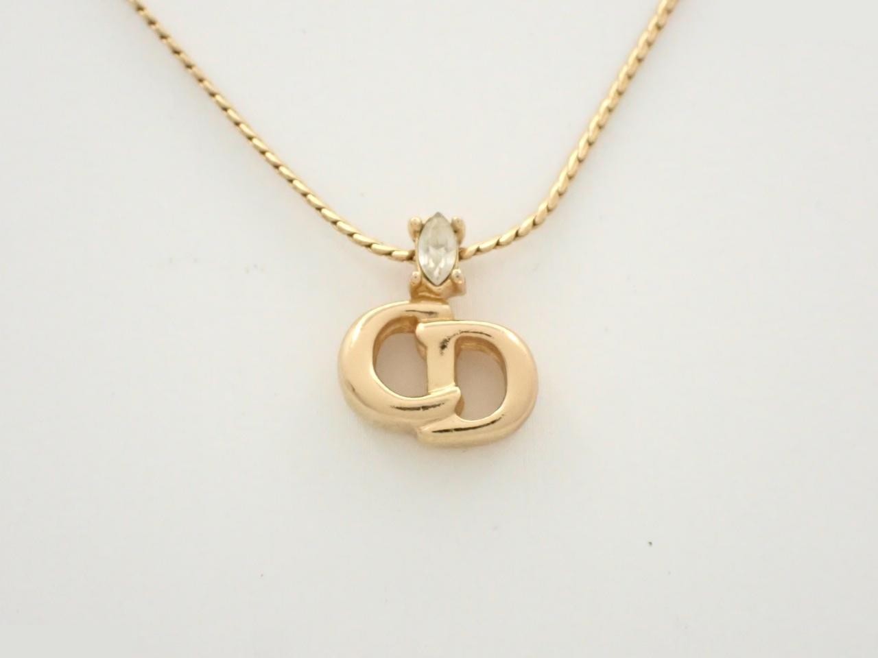 Other lines: Precious metal necklaces and pendants with stones, chain approximately 42cm long.