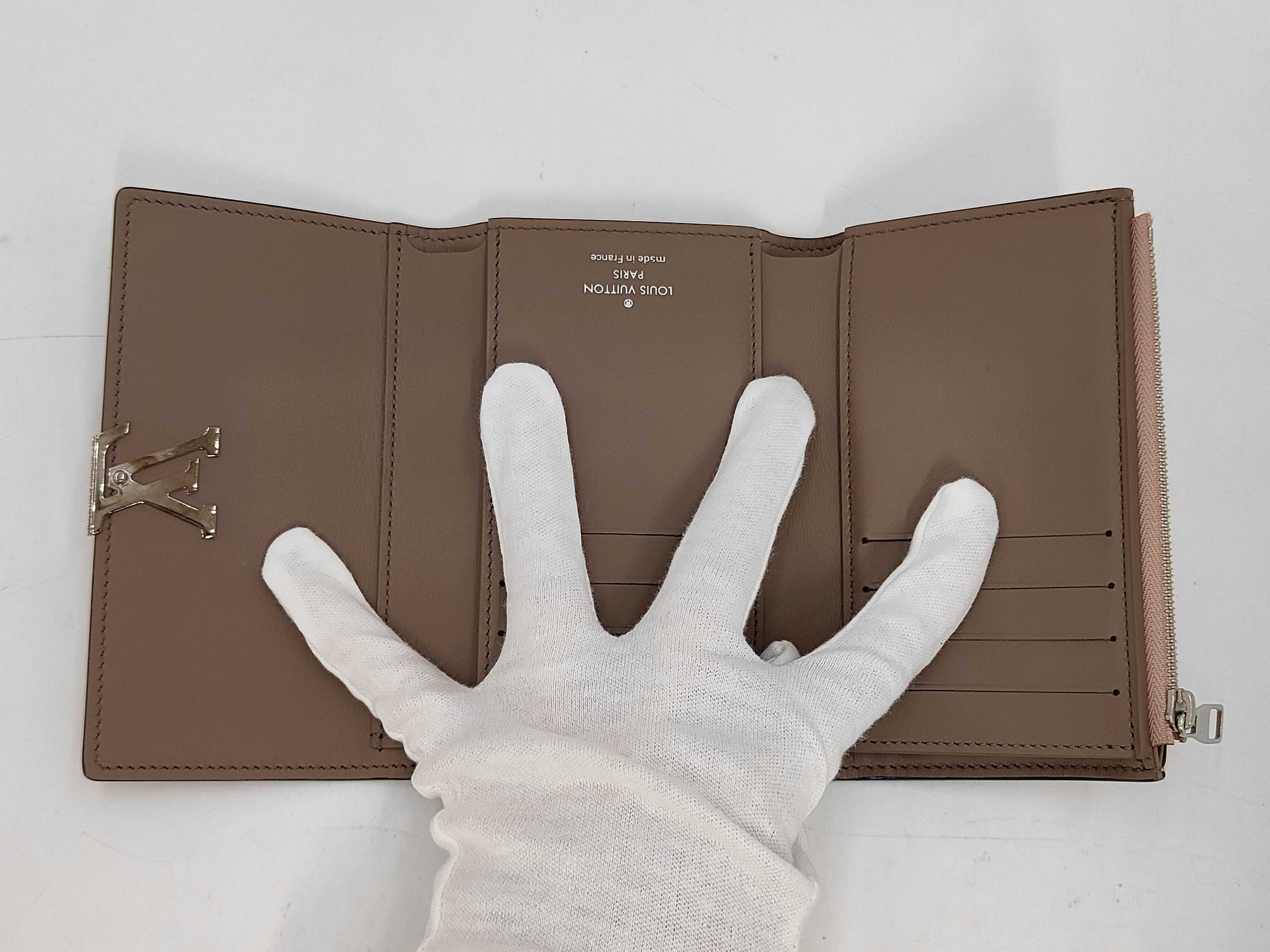 Taurillon Portefeuille Capucines Compact Magnolia M62156 Wallet — view 4