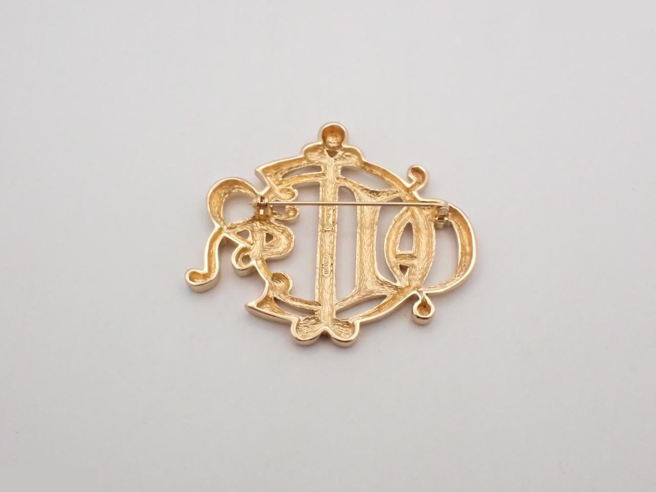 Gold brooch — view 2