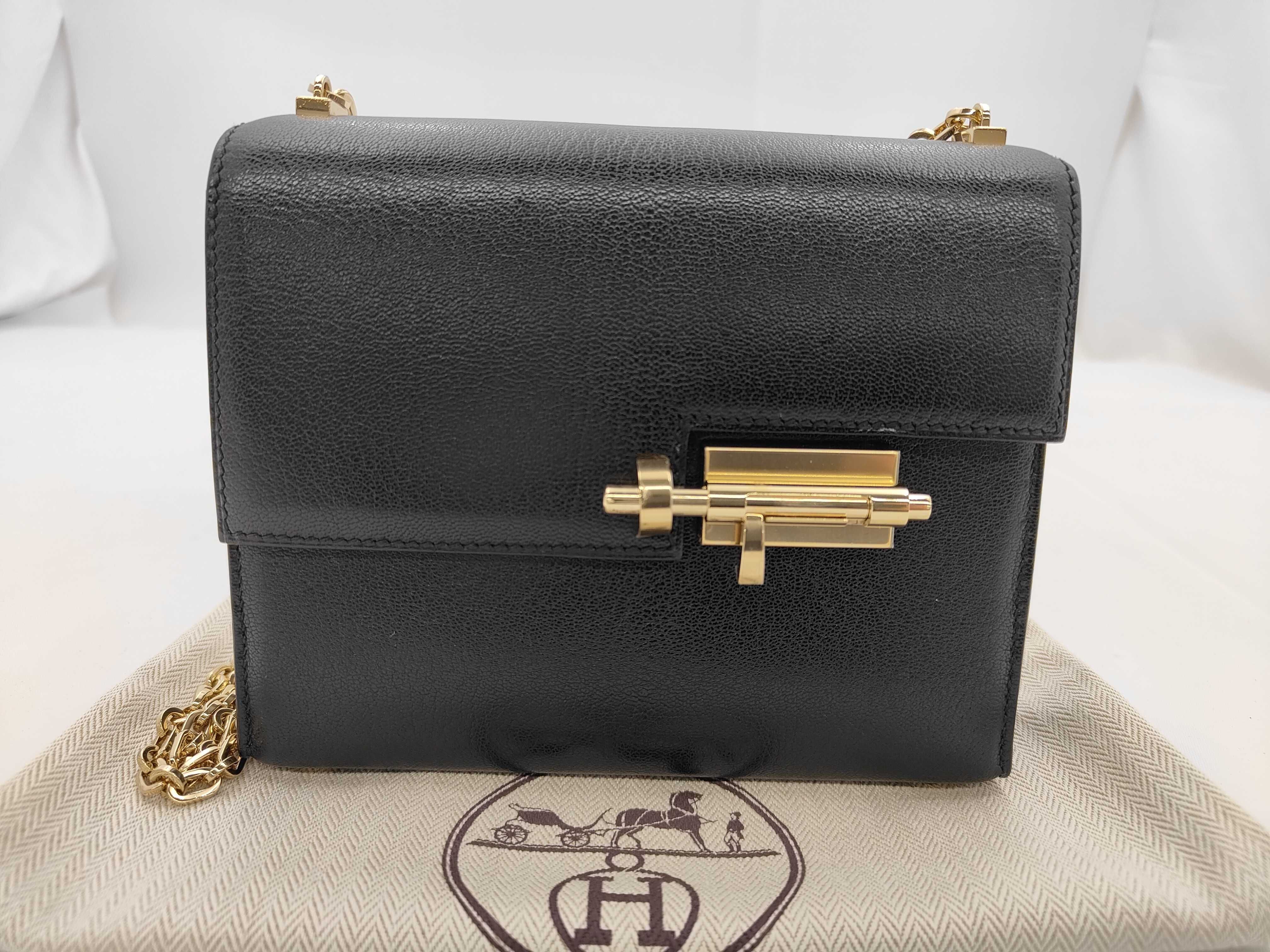 Vero Leather Shoulder Bag with Gold Hardware, D Stamp
