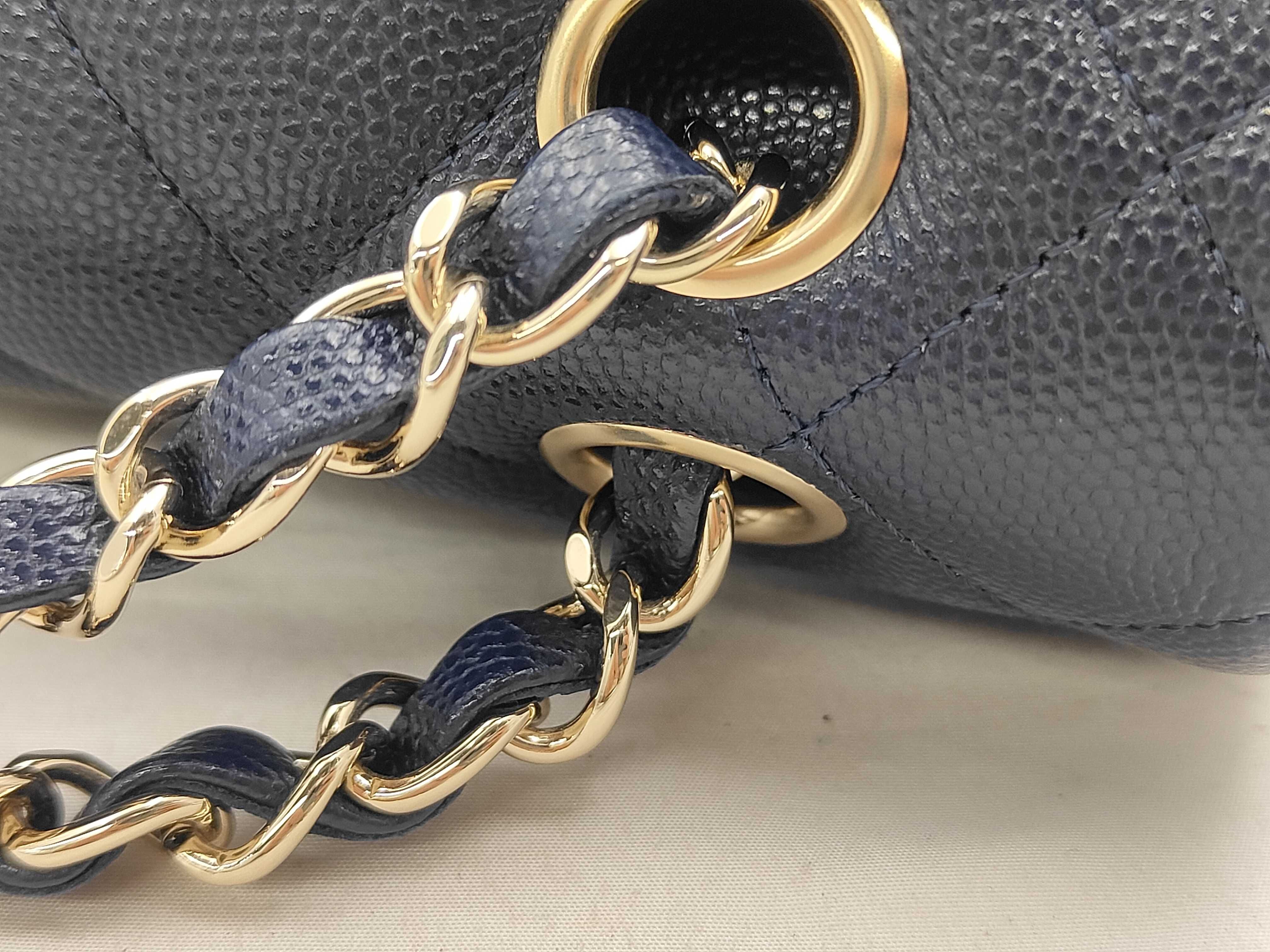 Classic Matelassé 25 Caviar Skin Navy Silver Hardware A01112 Shoulder Bag — view 5