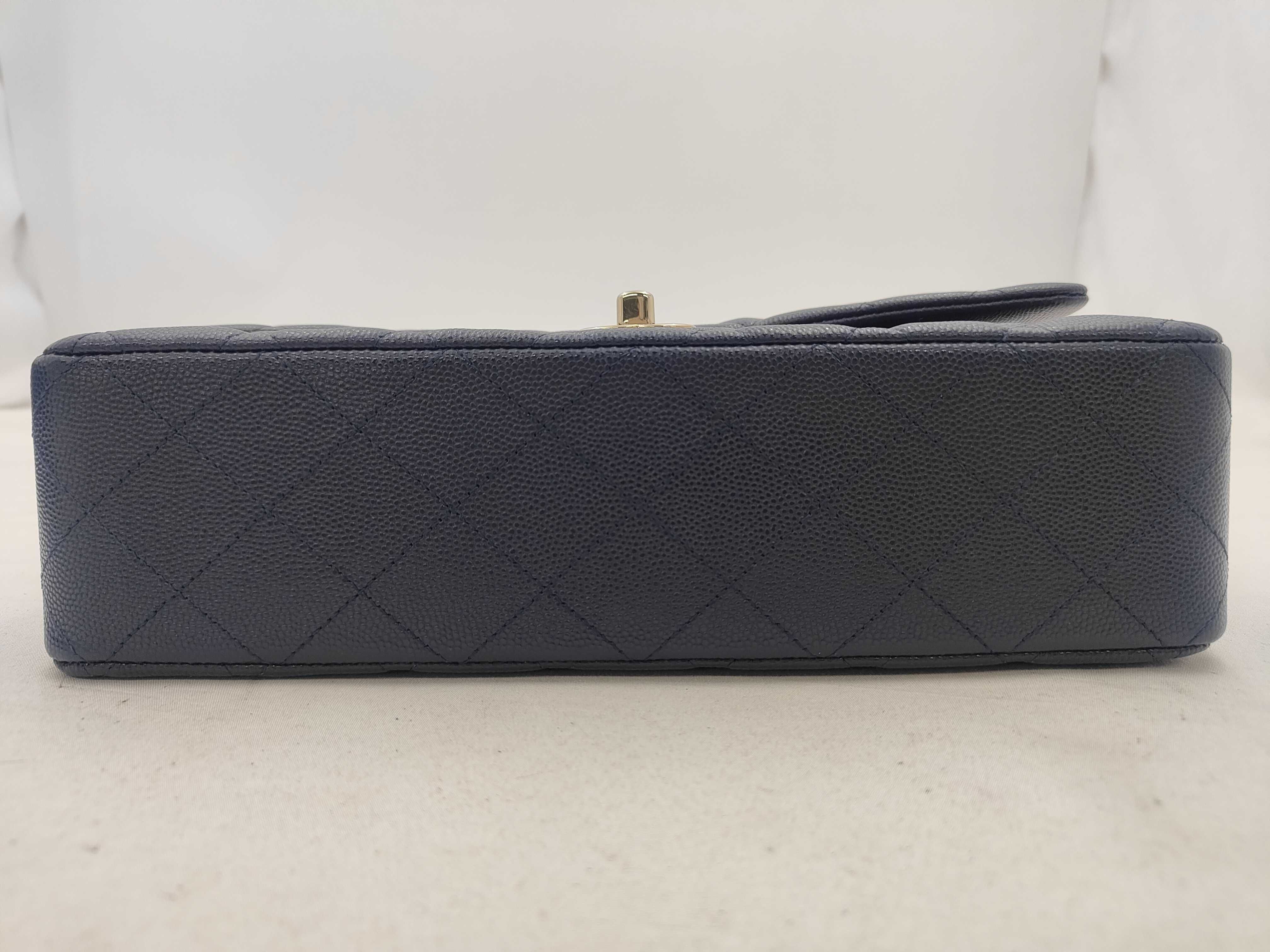 Classic Matelassé 25 Caviar Skin Navy Silver Hardware A01112 Shoulder Bag — view 7