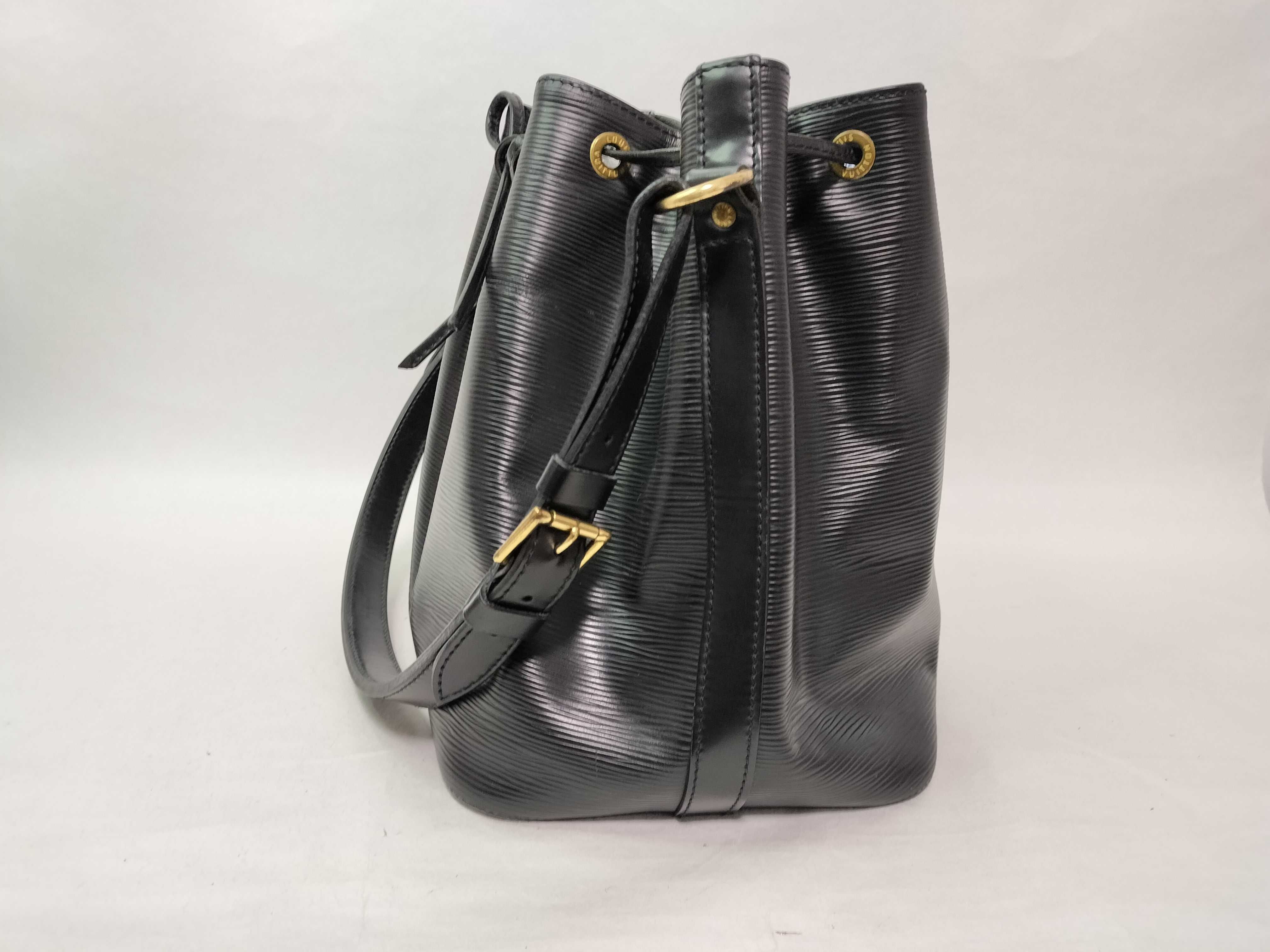 Epi Louis Vuitton Noe Epi M44102 Shoulder Bag — view 4