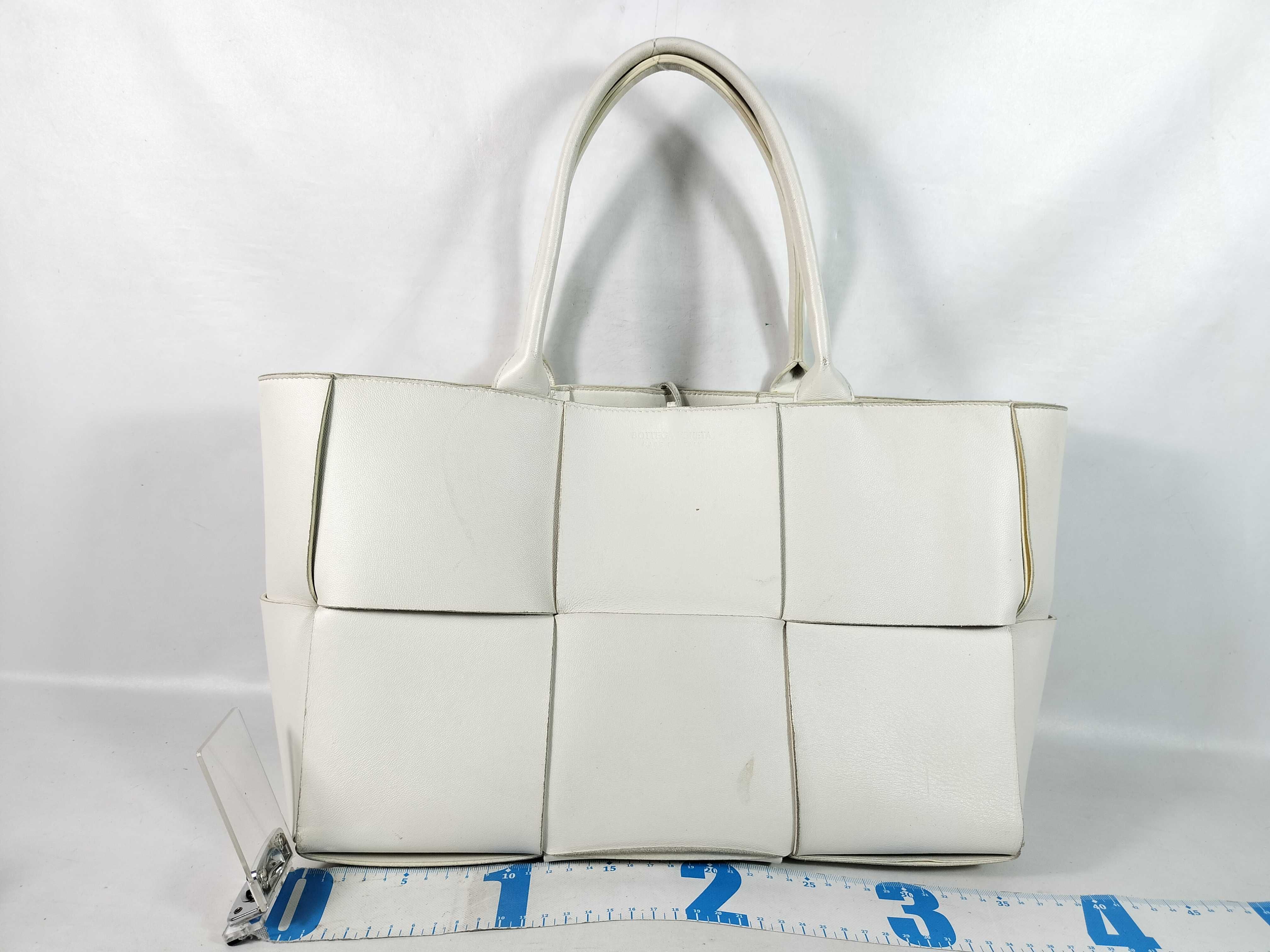 Intrecciato Bottega Veneta Maxi Intrecciato The Arco Leather Tote Bag White Pen Marks Tote Bag — view 2