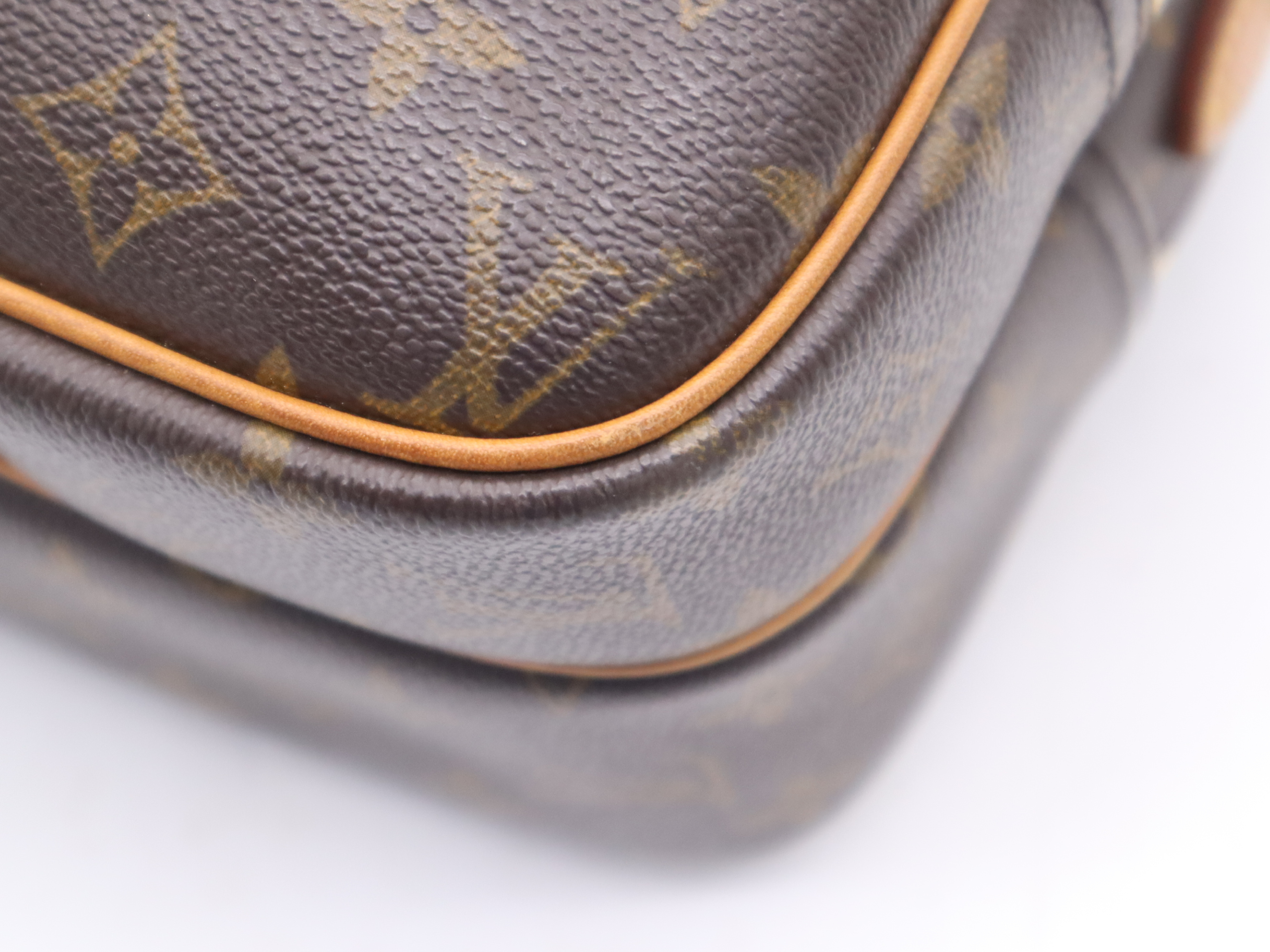 M45254 Monogram Reporter PM Shoulder Bag — view 9