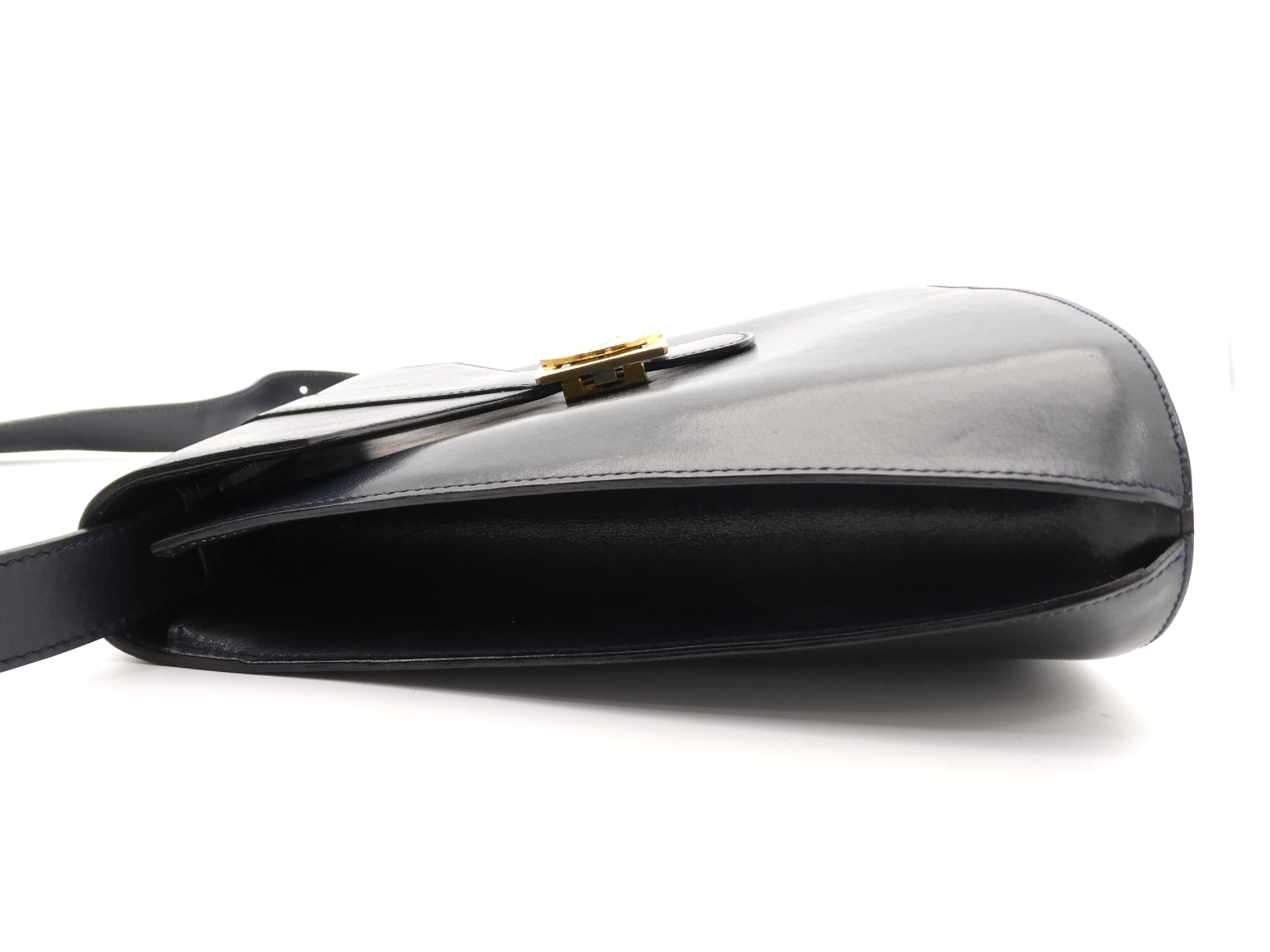 logo hardware leather shoulder bag — view 3