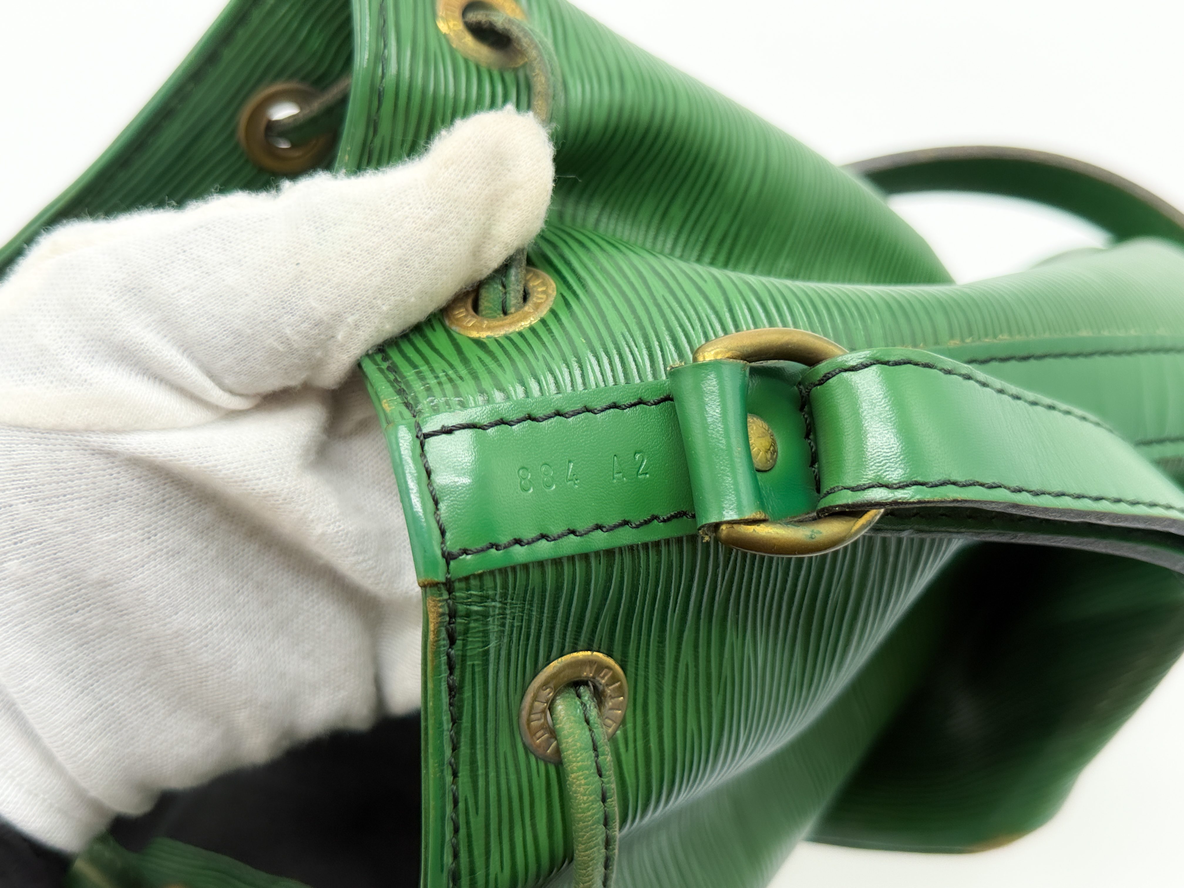 Epi M44104 Petit Noé Borneo Green 884A2 Shoulder Bag — view 14