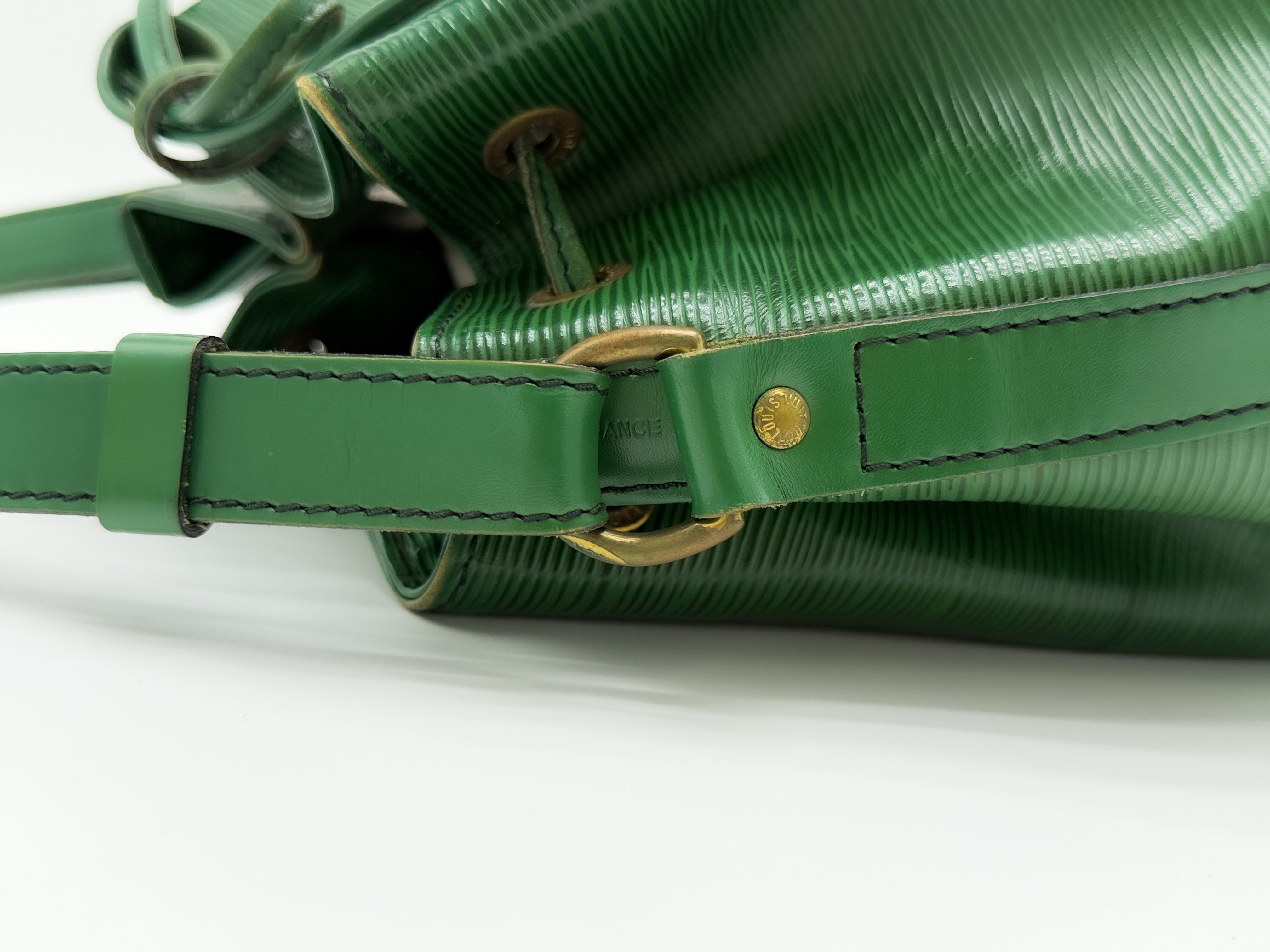 Epi M44104 Petit Noé Borneo Green 884A2 Shoulder Bag — view 5