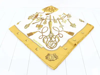 Carre 90 Les Clés Gold White Silk