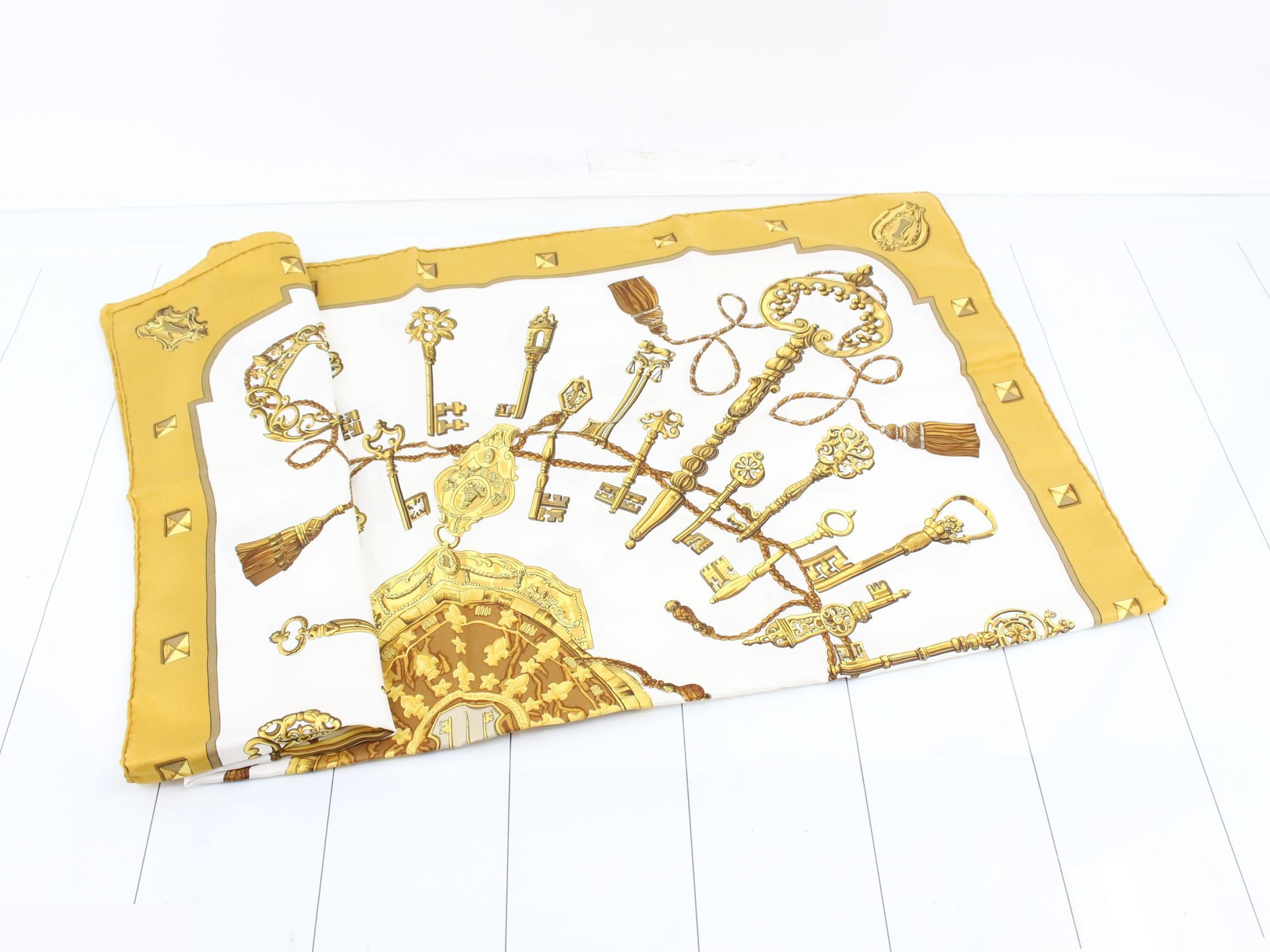 Carre 90 Les Clés Gold White Silk — view 3