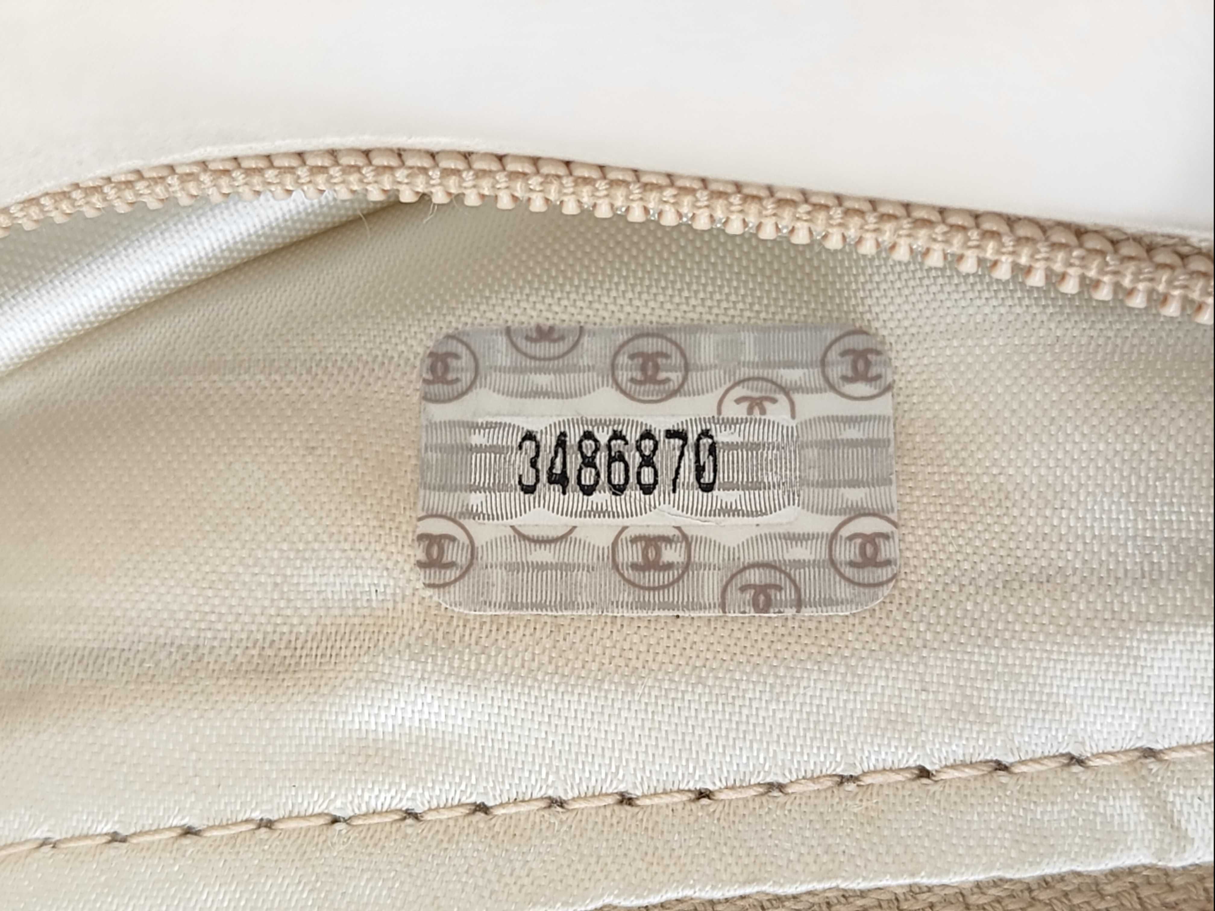 ID- Matelasse Cowskin Shoulder bag Coco Mark White Gold Metal Fittings Shoulder bag — view 13