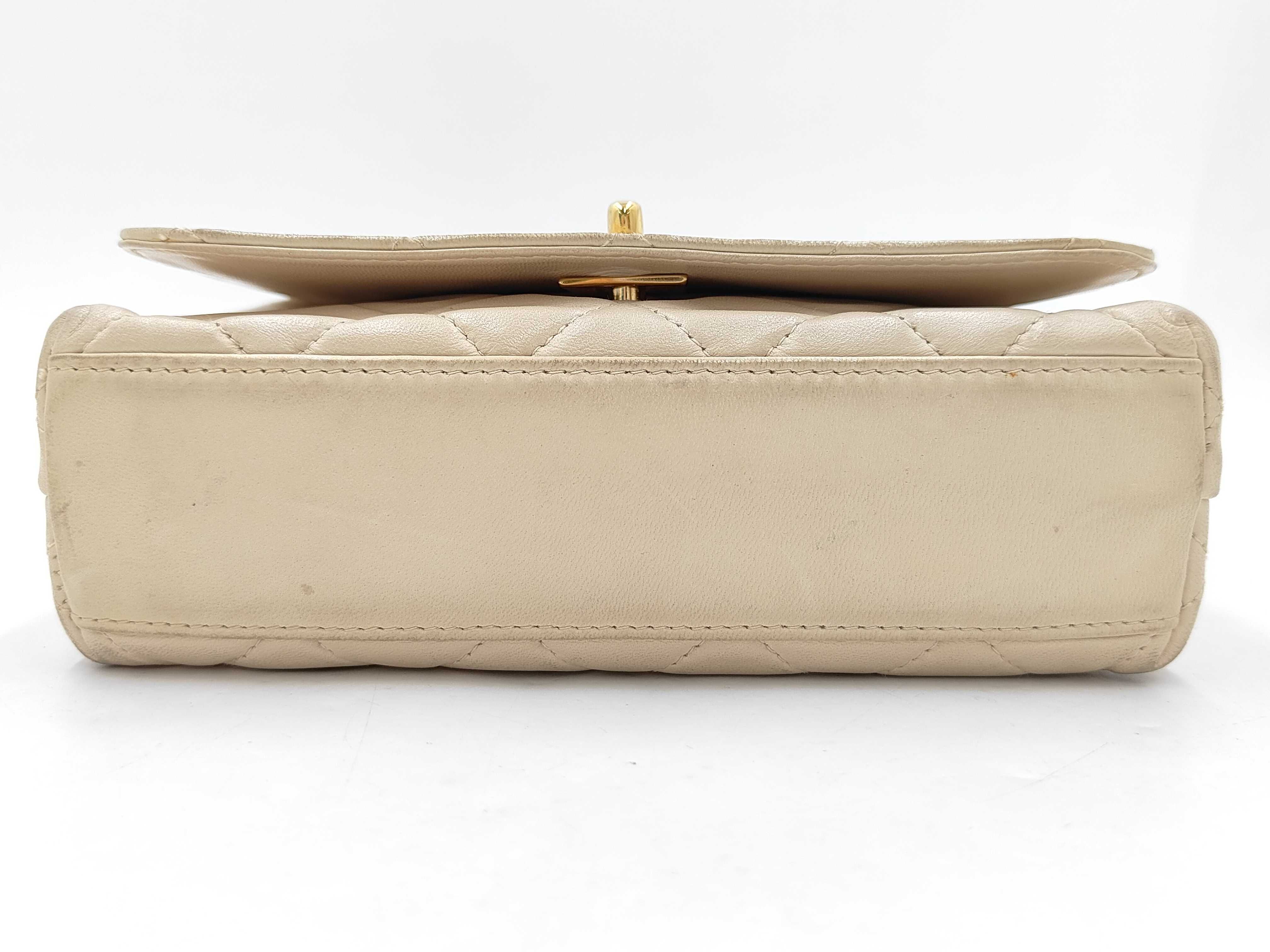 ID- Matelasse Cowskin Shoulder bag Coco Mark White Gold Metal Fittings Shoulder bag — view 4