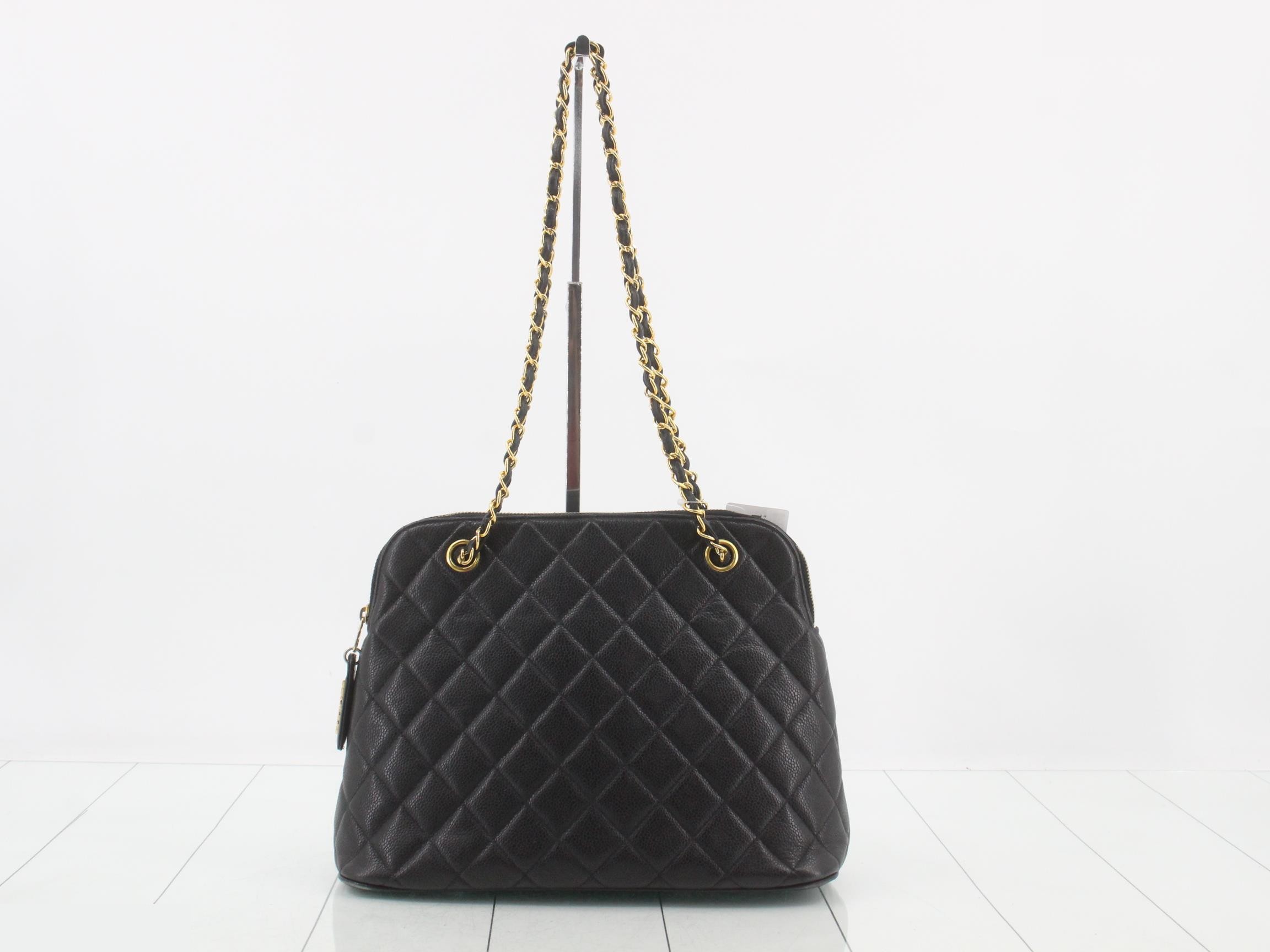 Caviar leather matelassé shoulder bag, model number 4.
