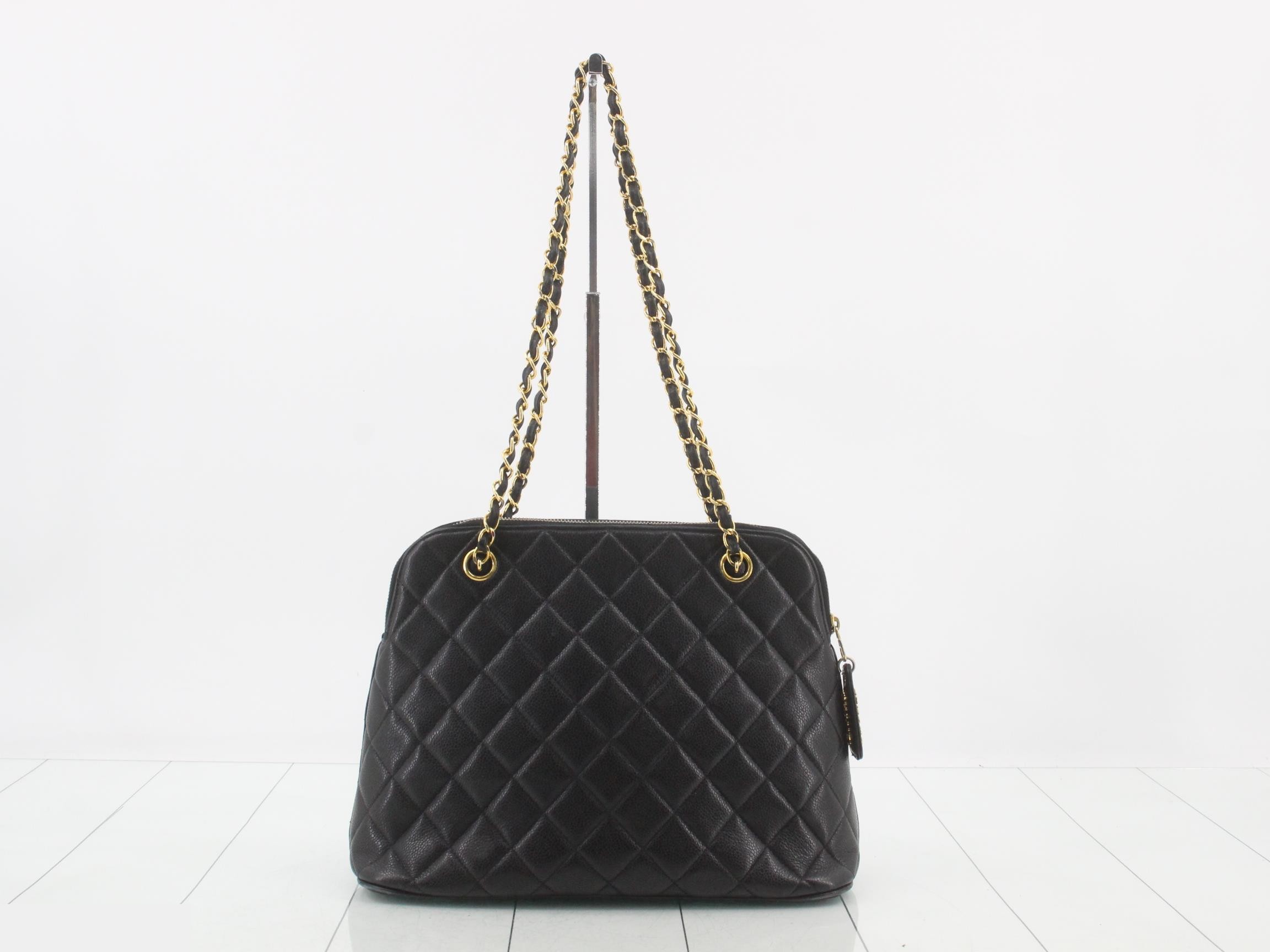 Caviar leather matelassé shoulder bag, model number 4. — view 2