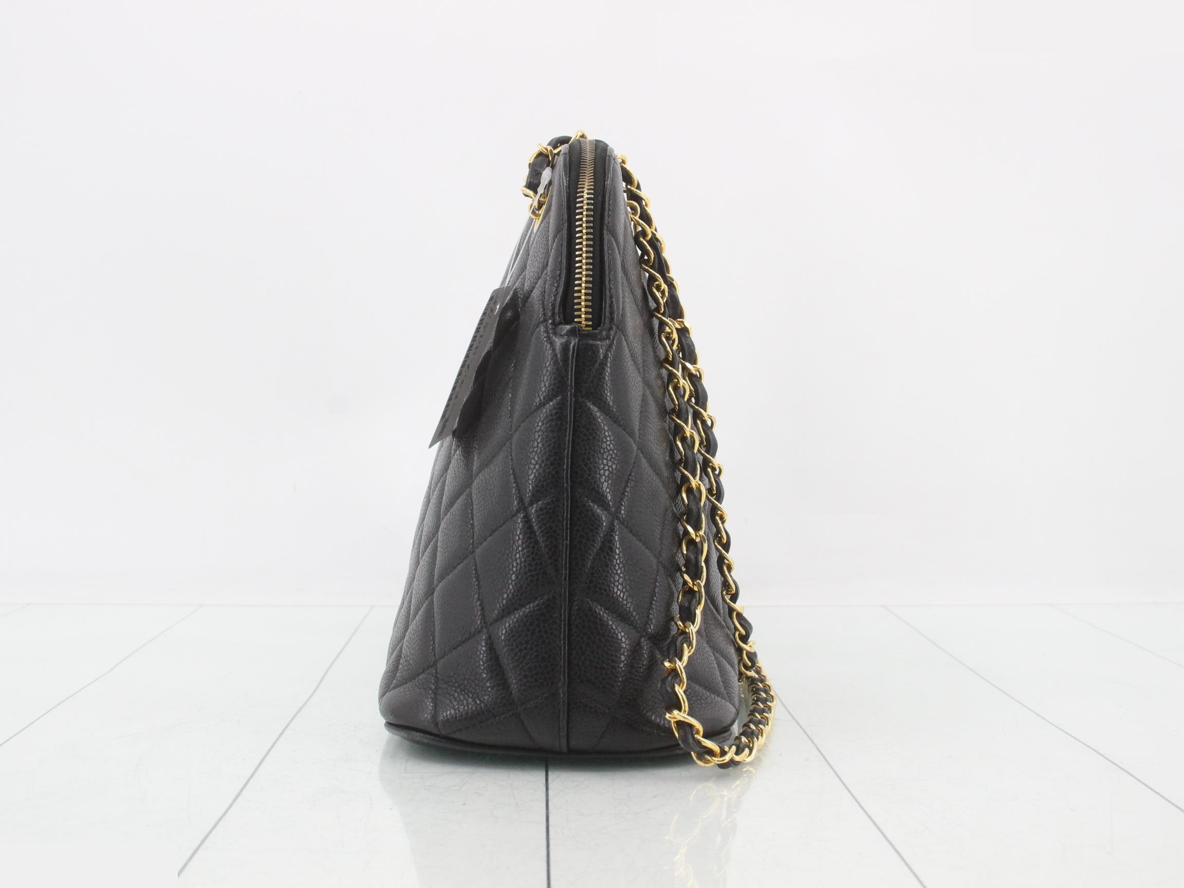 Caviar leather matelassé shoulder bag, model number 4. — view 3