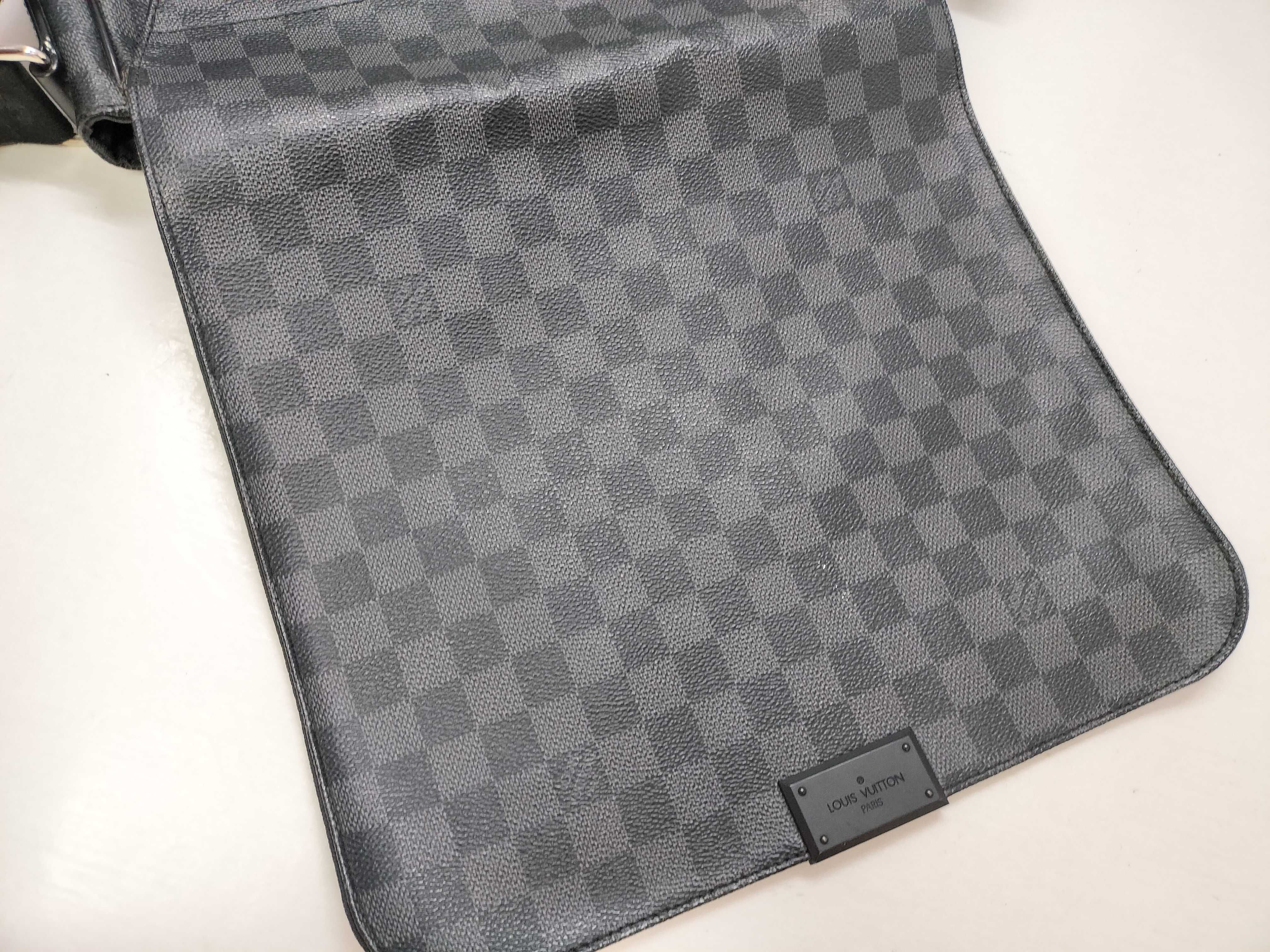 Damier Graphite PH- Damier Ebene District Messeger Bag Canvas Black N Shoulder Bag — view 13