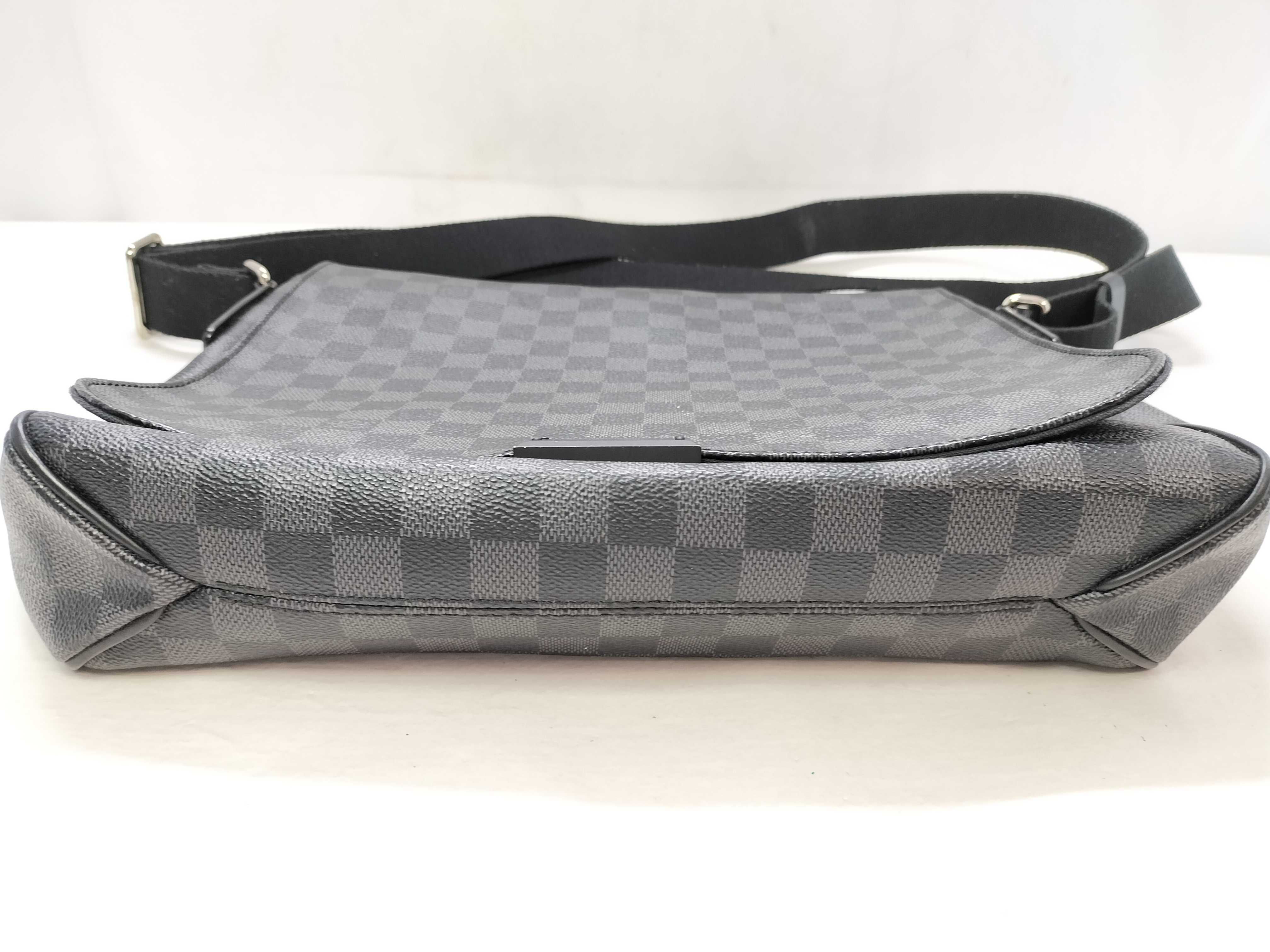 Damier Graphite PH- Damier Ebene District Messeger Bag Canvas Black N Shoulder Bag — view 14