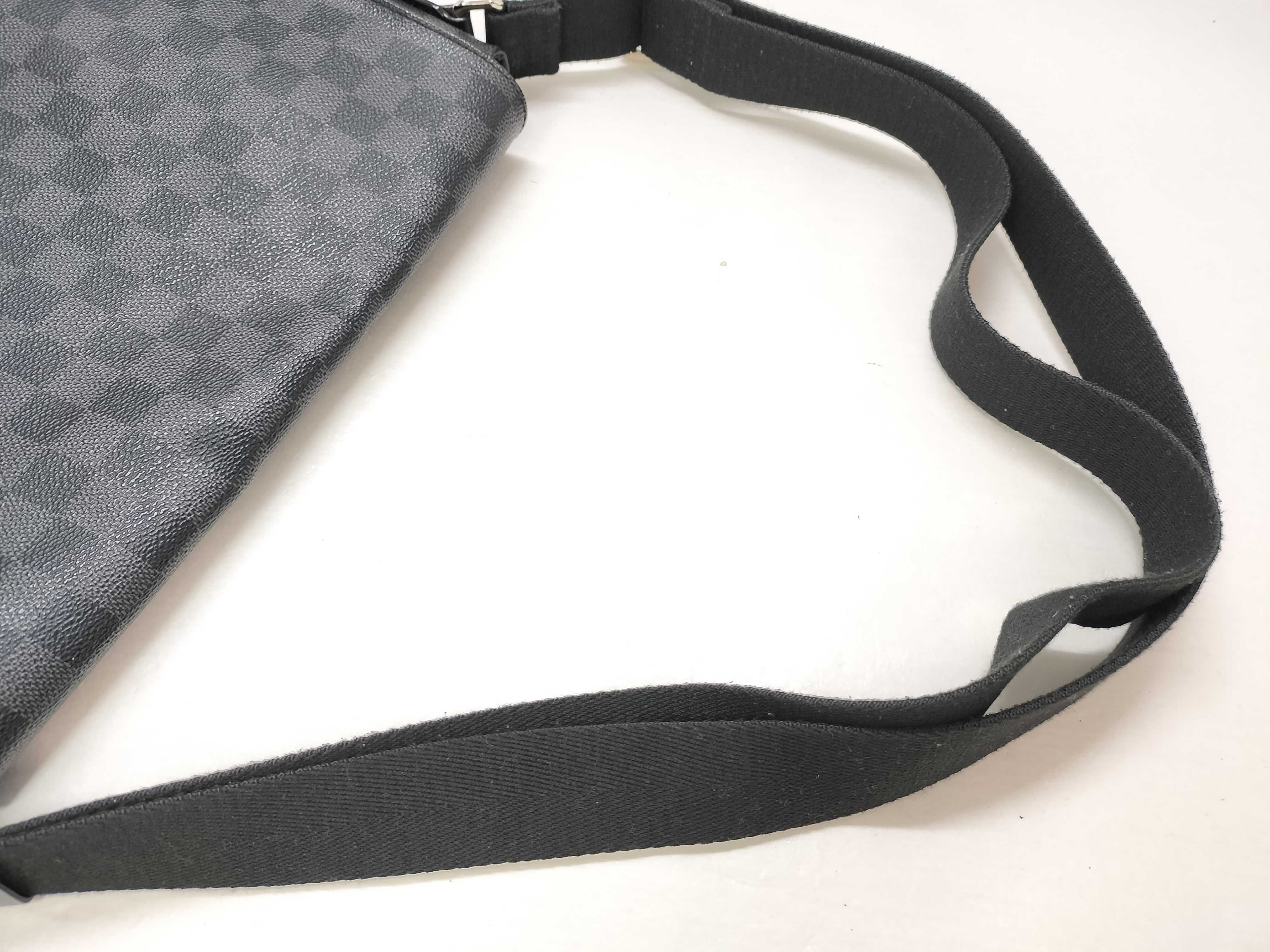 Damier Graphite PH- Damier Ebene District Messeger Bag Canvas Black N Shoulder Bag — view 3