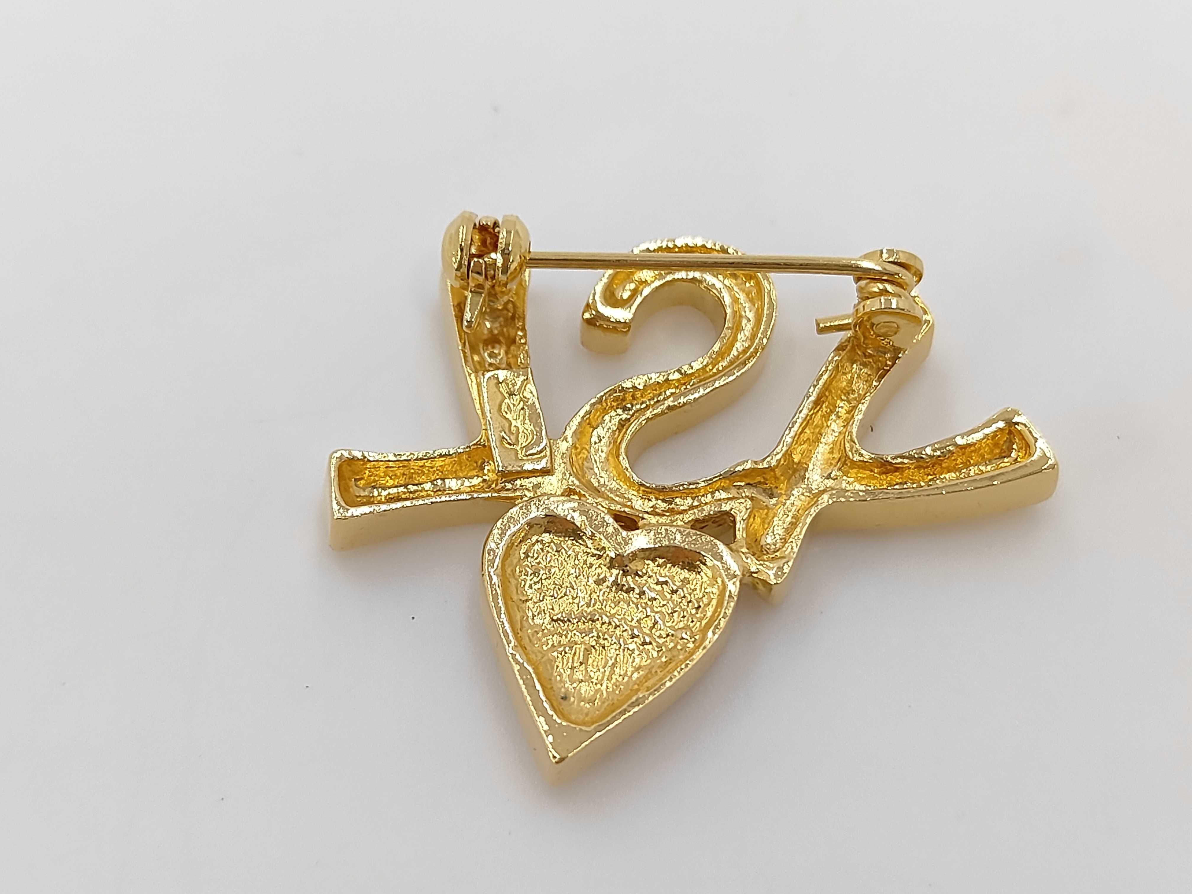 brooch — view 2