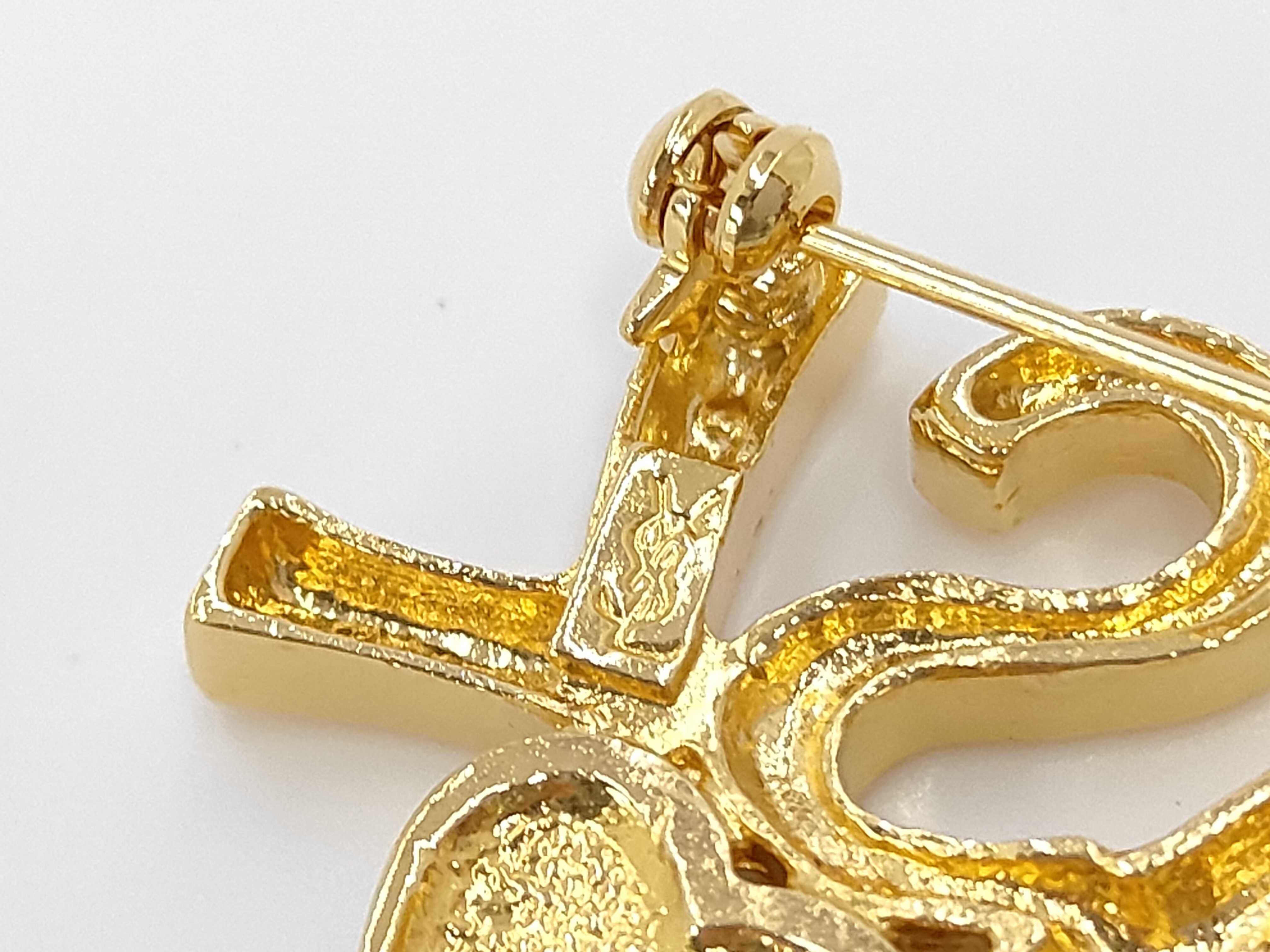 brooch — view 3