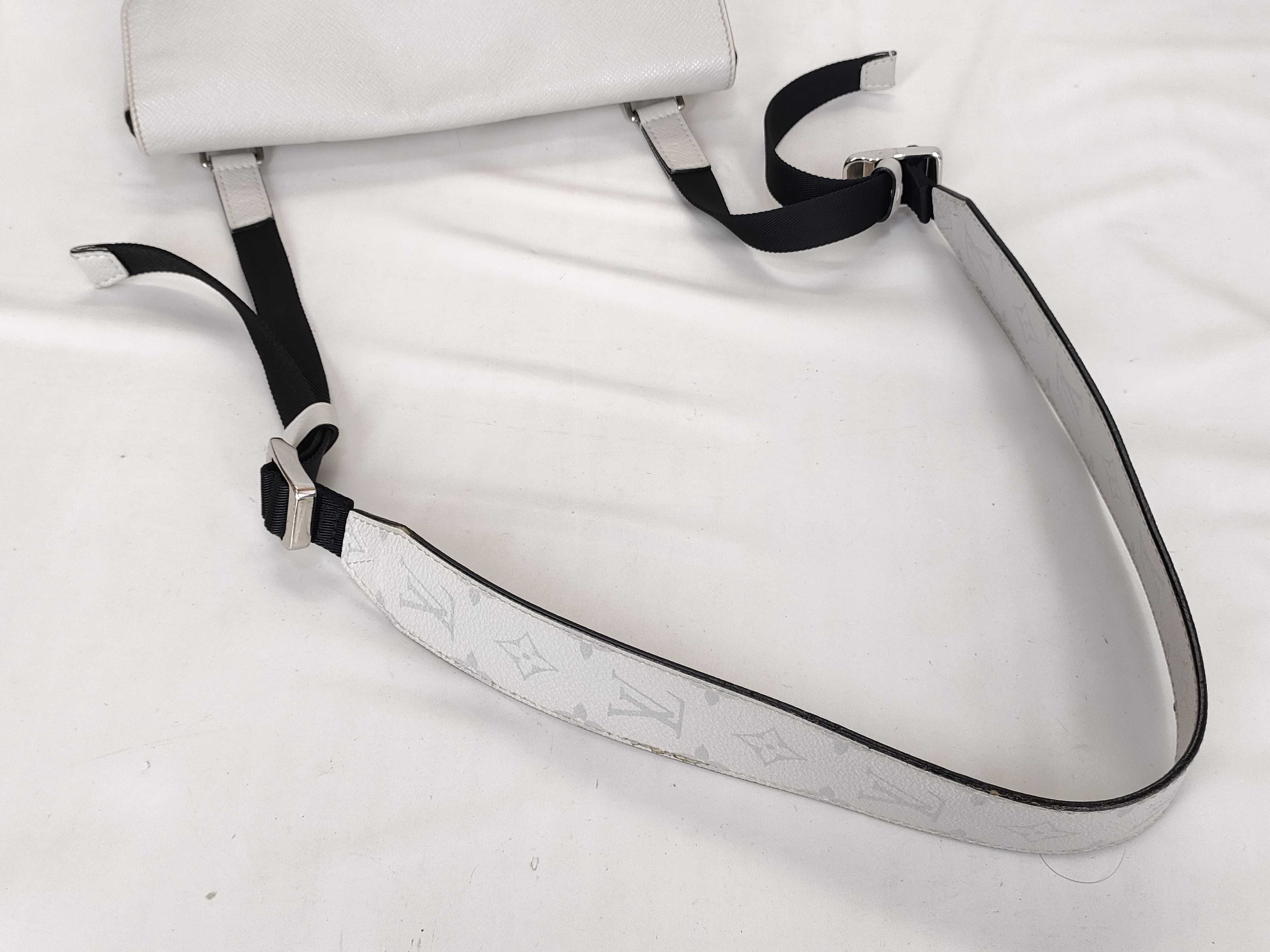 Taigarama Flap Messenger M30411 CA3290 White Shoulder Bag — view 3