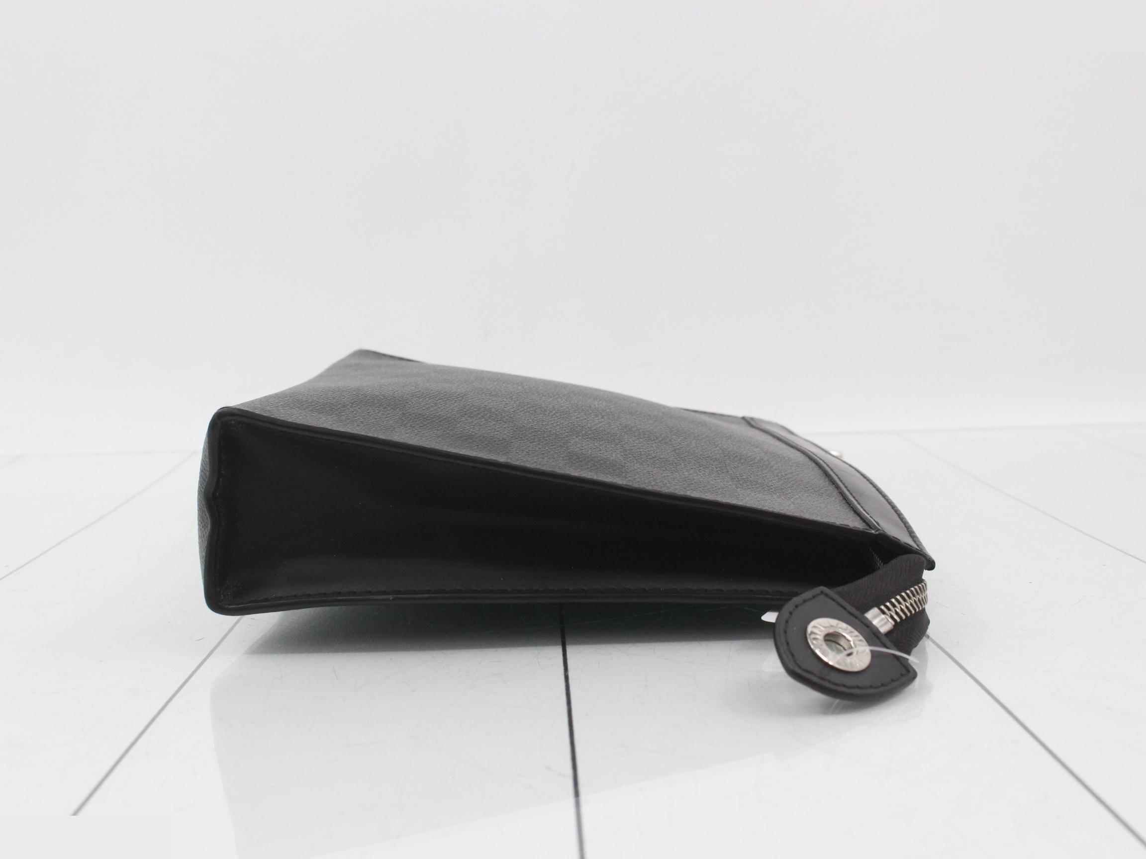Damier Graphite Pochette Voyage MM Clutch Bag — view 3