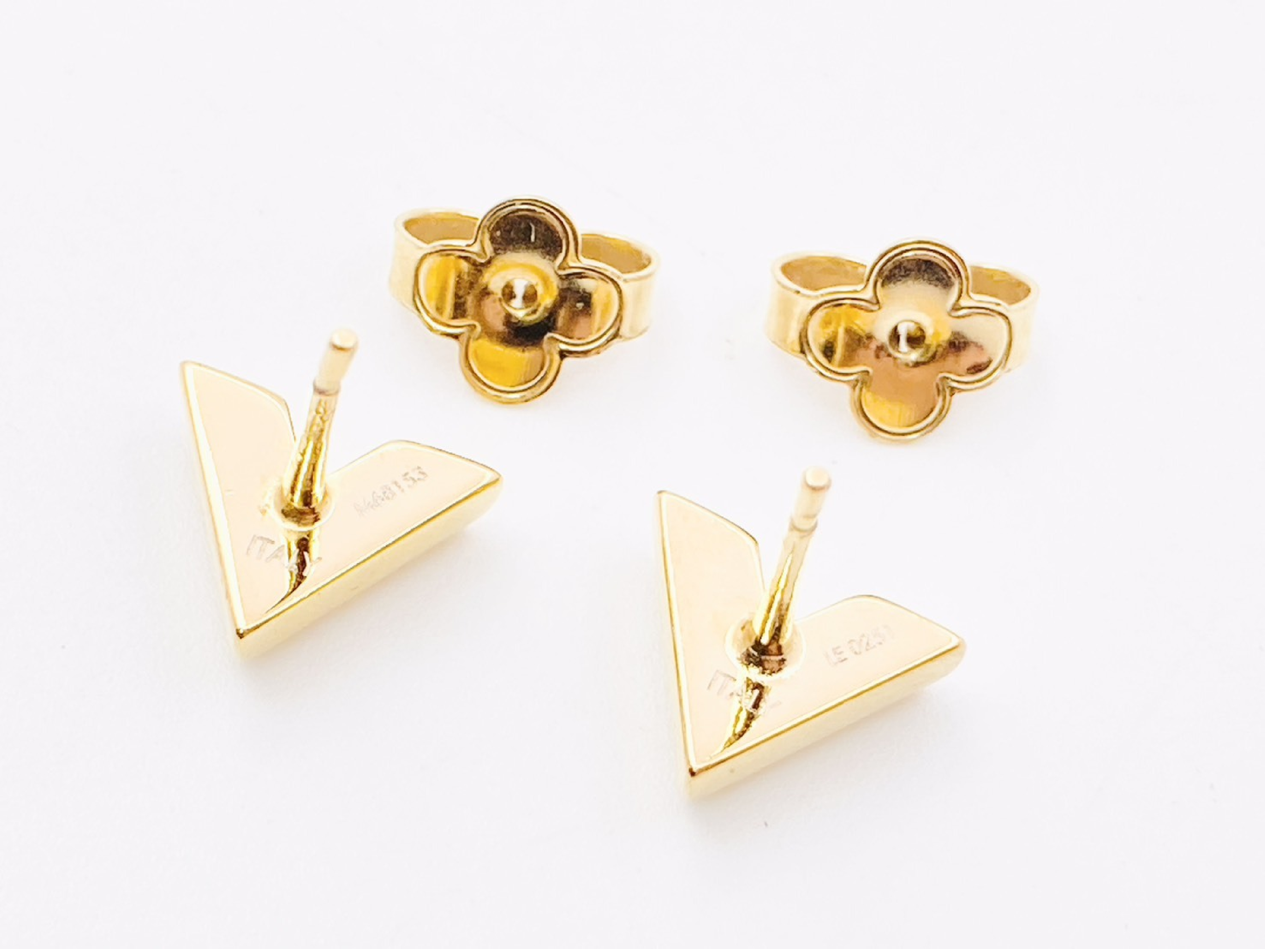 M68153 Essential V Earrings Gold LE0251 Earrings — view 3