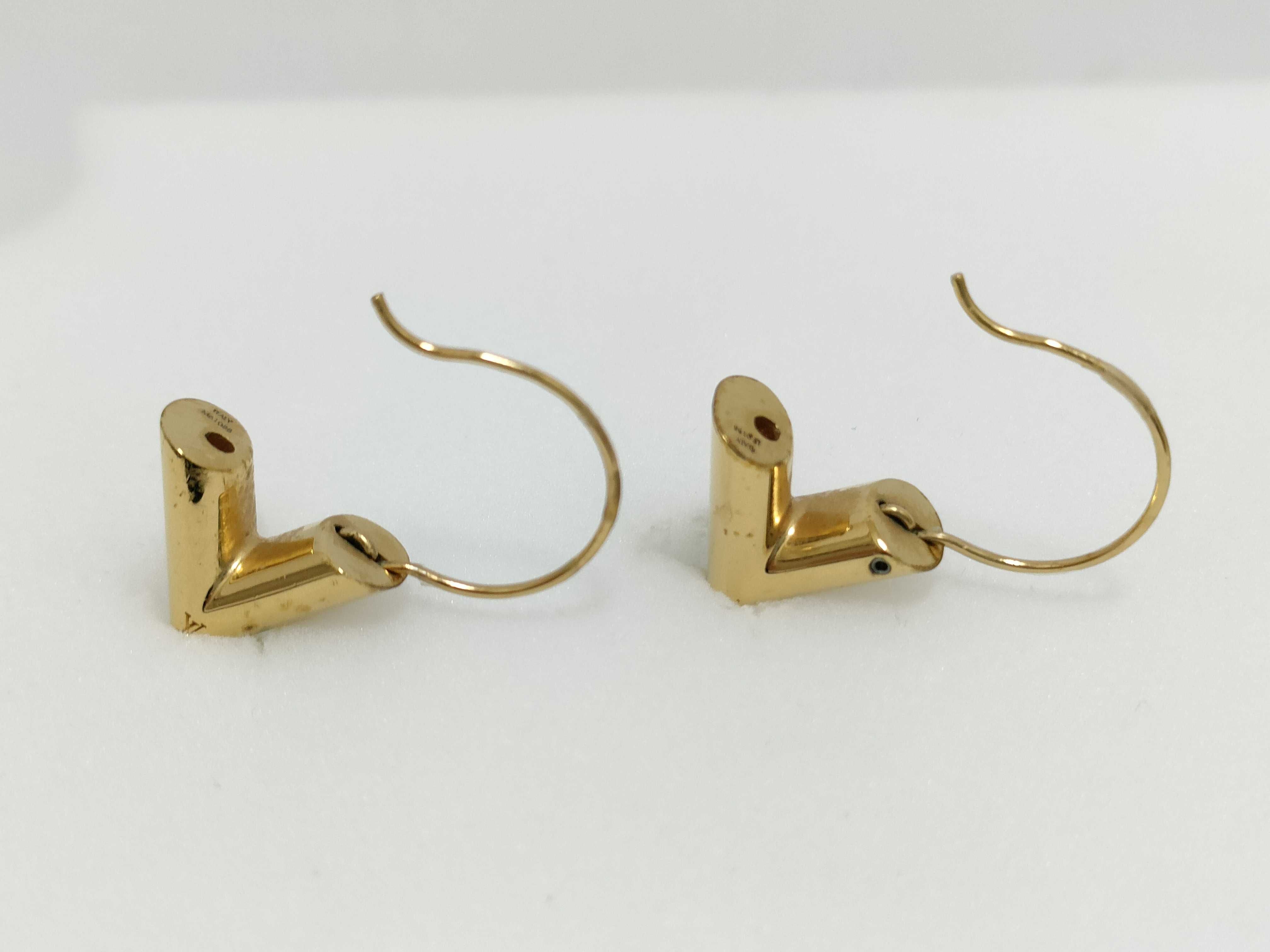 M61088 Metal Essential V Earrings (with dust bag and box) — view 4