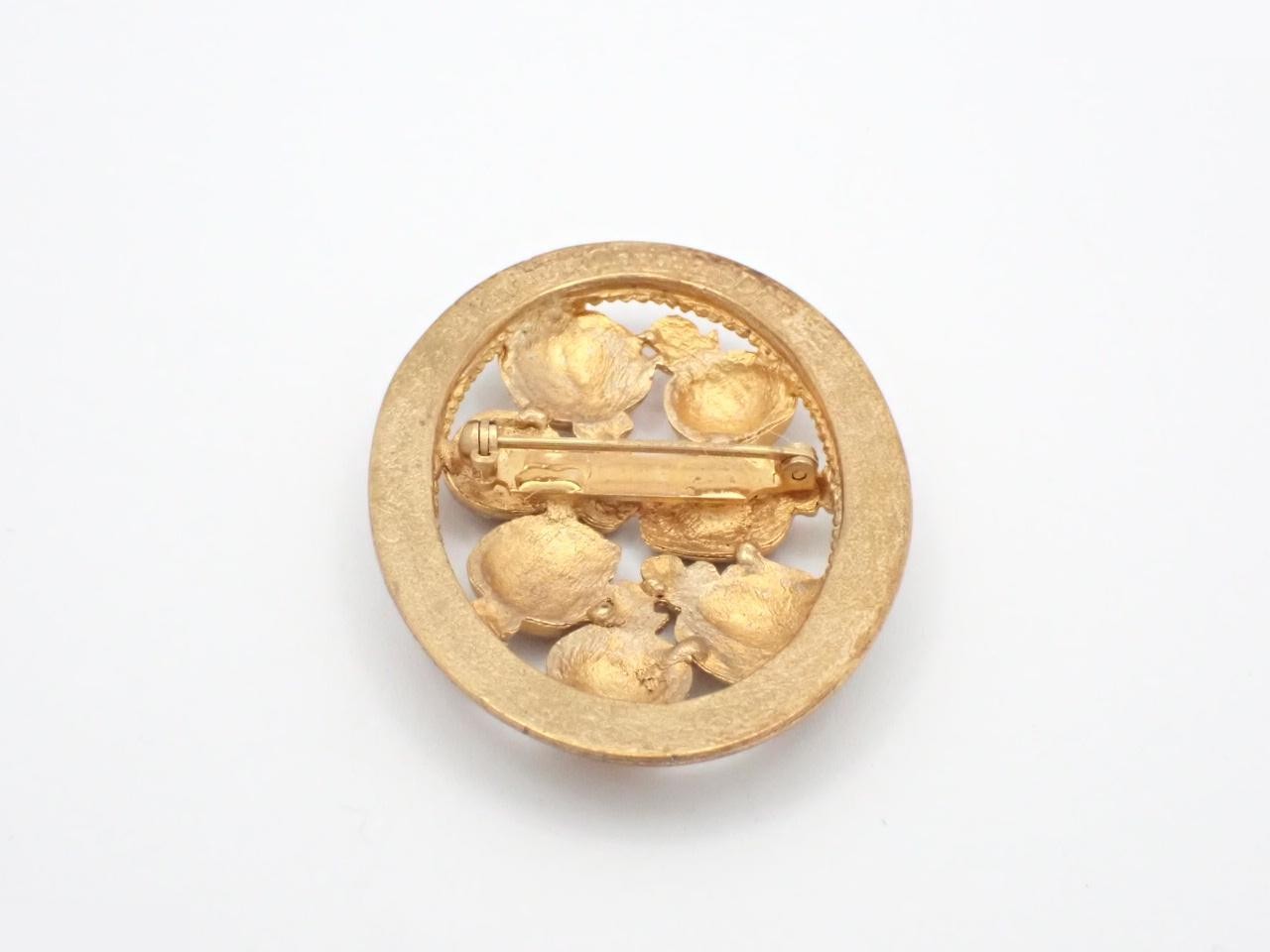 brooch — view 2