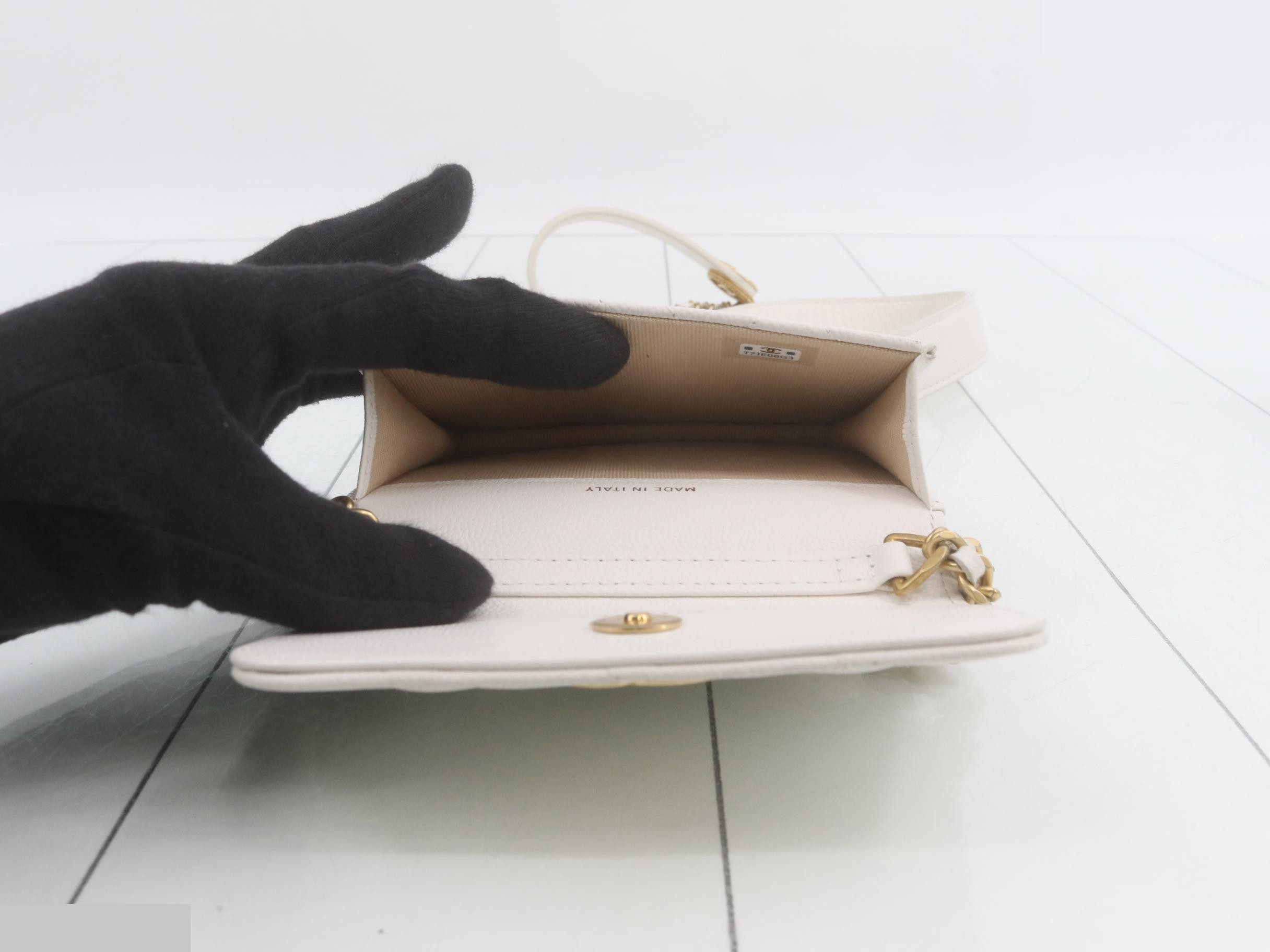 Matelassé 12 Coin Chain Shoulder Bag — view 4