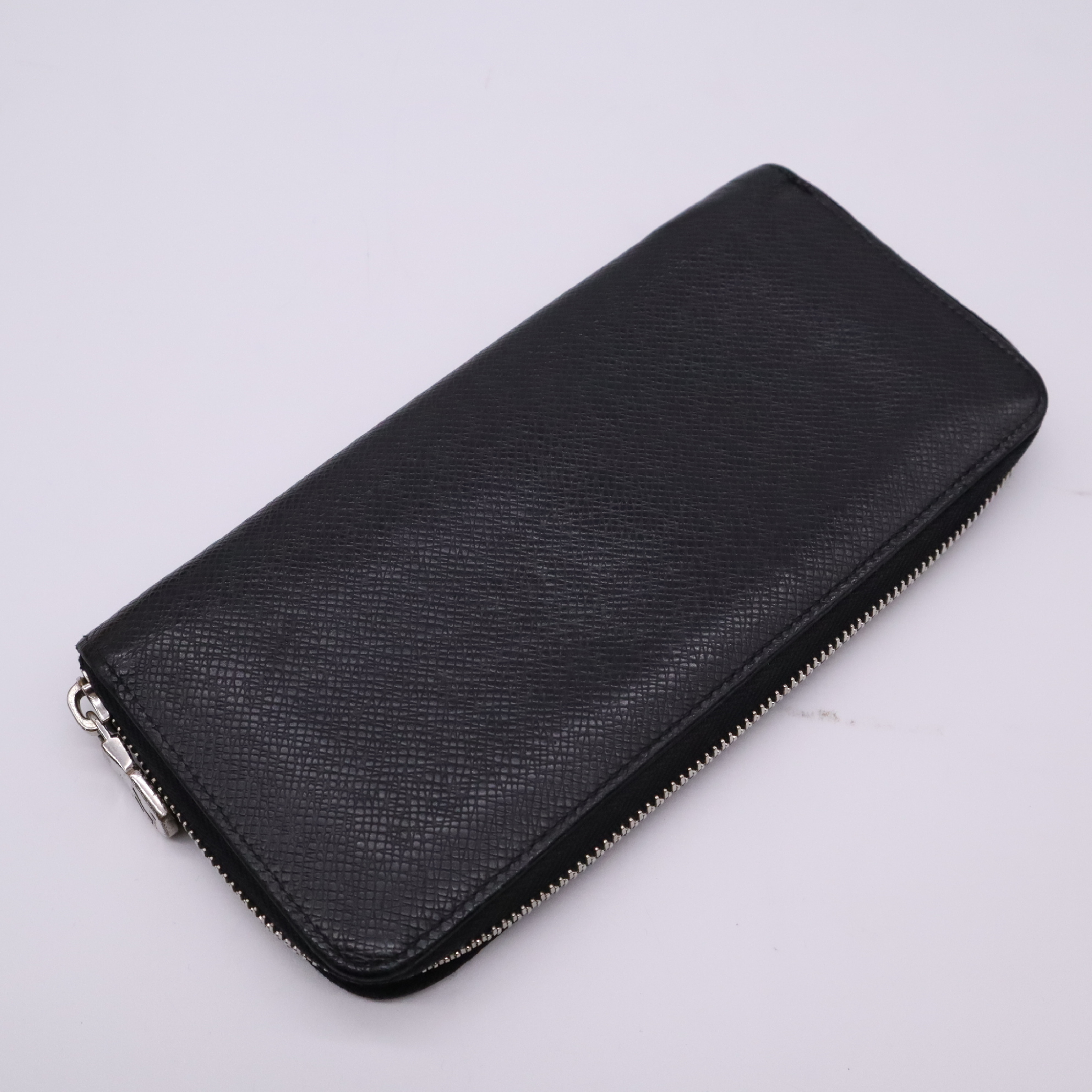 Taiga Zippy Wallet Vertical Noir M30503 Wallet — view 2