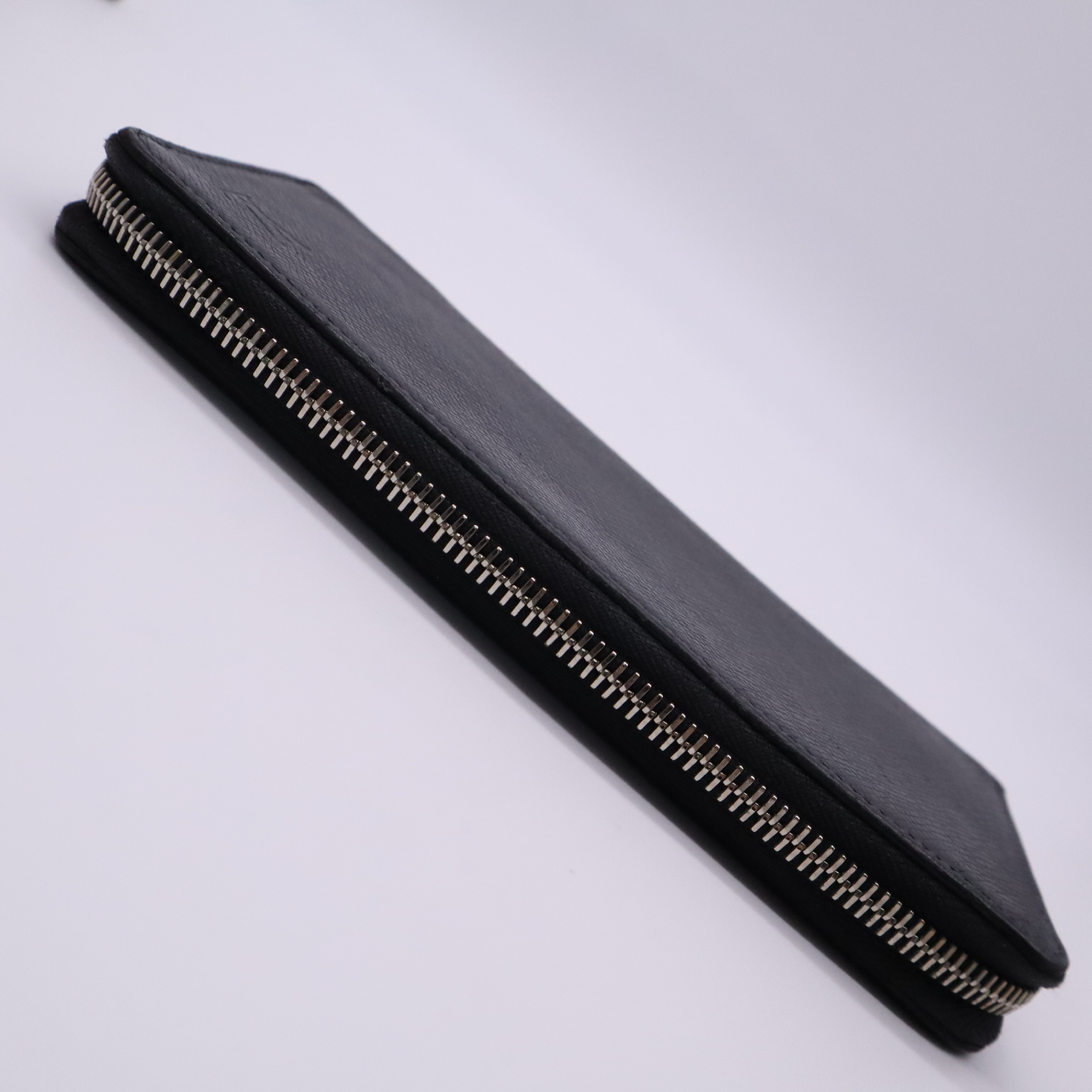 Taiga Zippy Wallet Vertical Noir M30503 Wallet — view 4