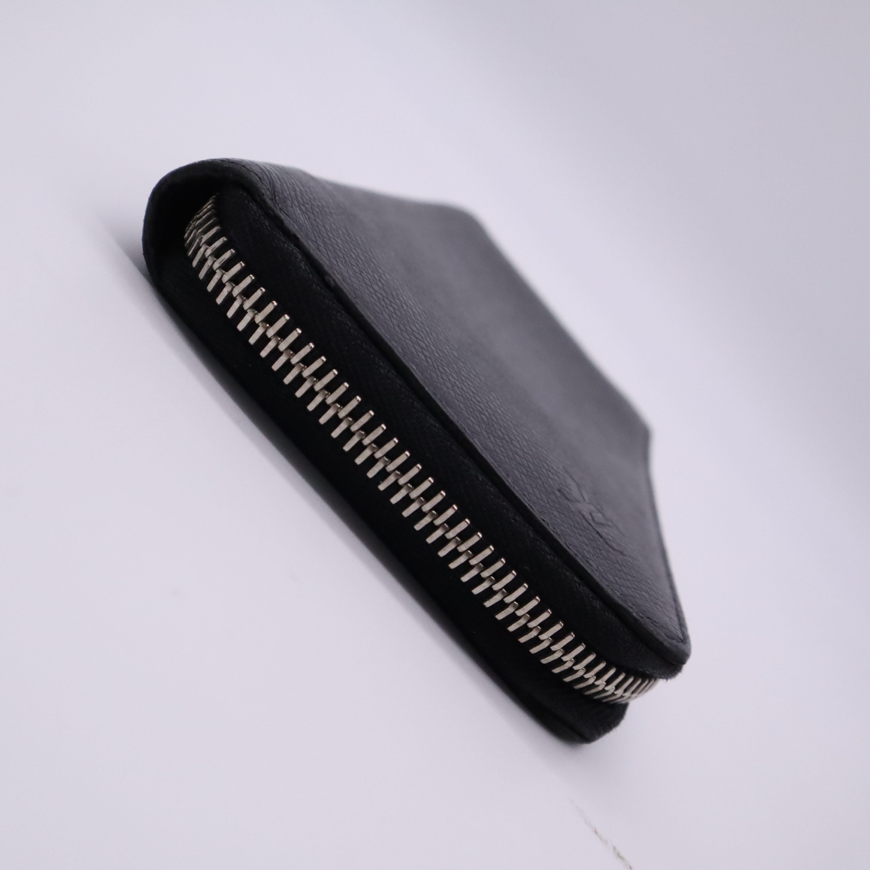 Taiga Zippy Wallet Vertical Noir M30503 Wallet — view 5