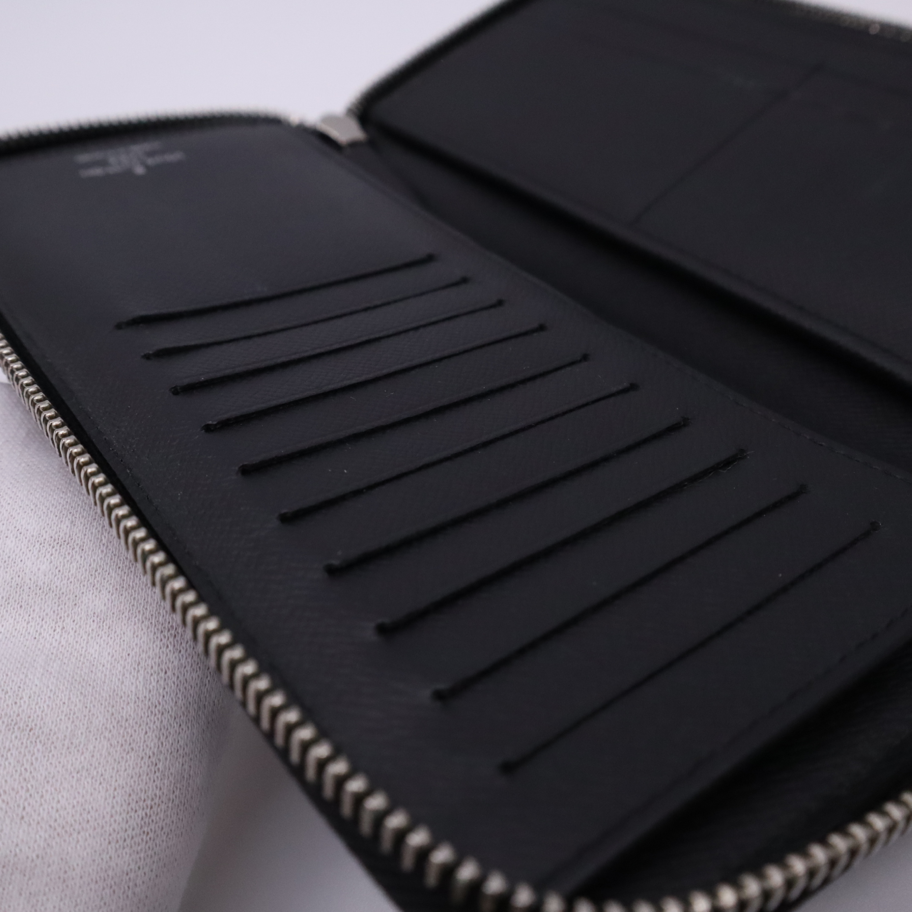 Taiga Zippy Wallet Vertical Noir M30503 Wallet — view 9