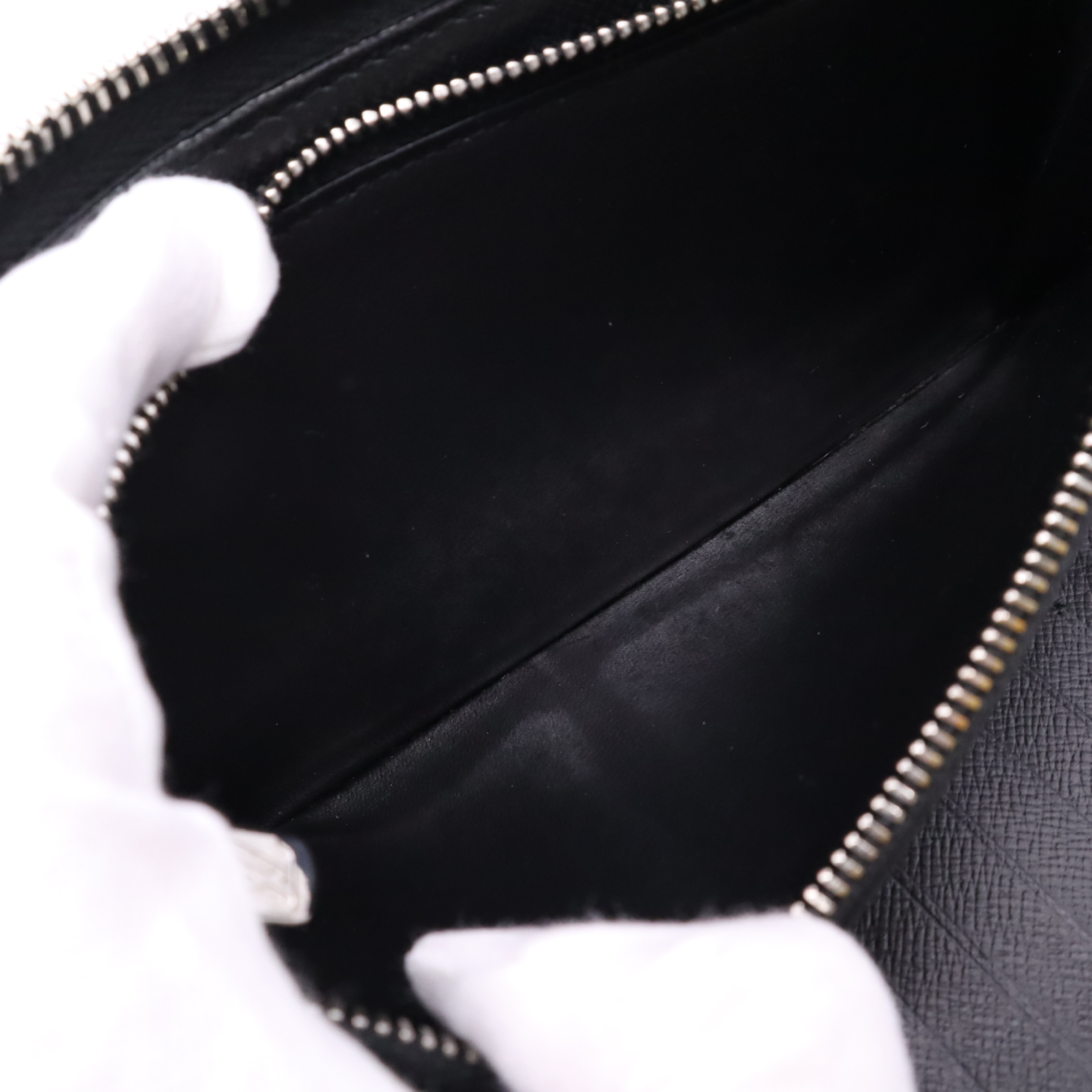 Taiga Zippy Wallet Vertical Noir M30503 Wallet — view 10