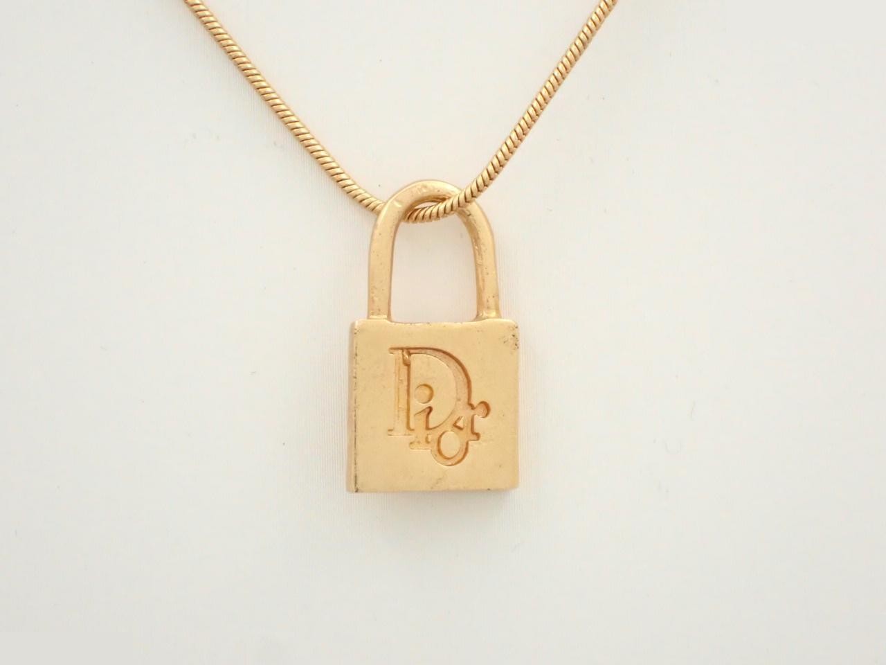 necklace, chain approximately 42cm