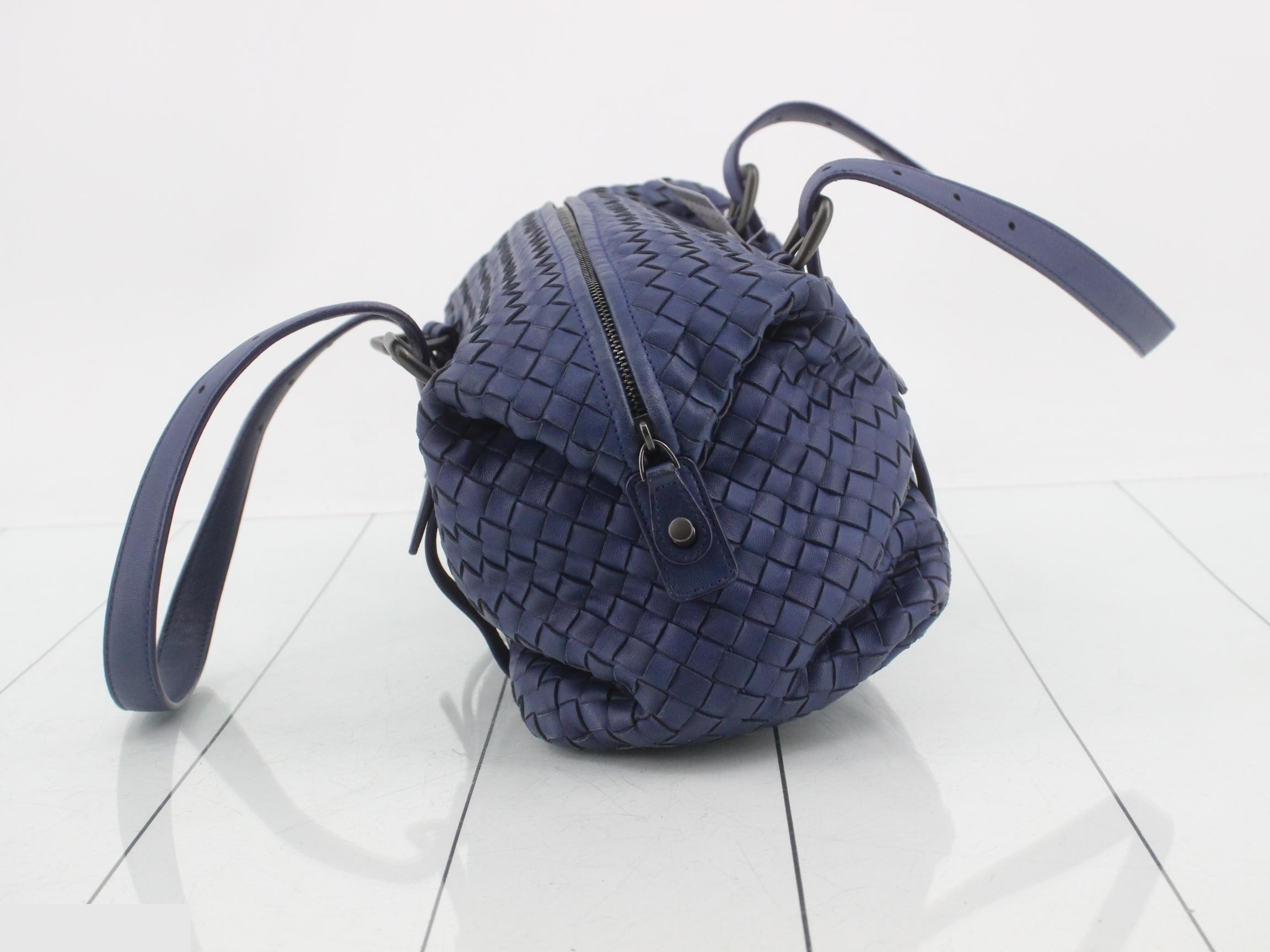 Intrecciato (bag) - Handbag - Leather - Navy — view 4