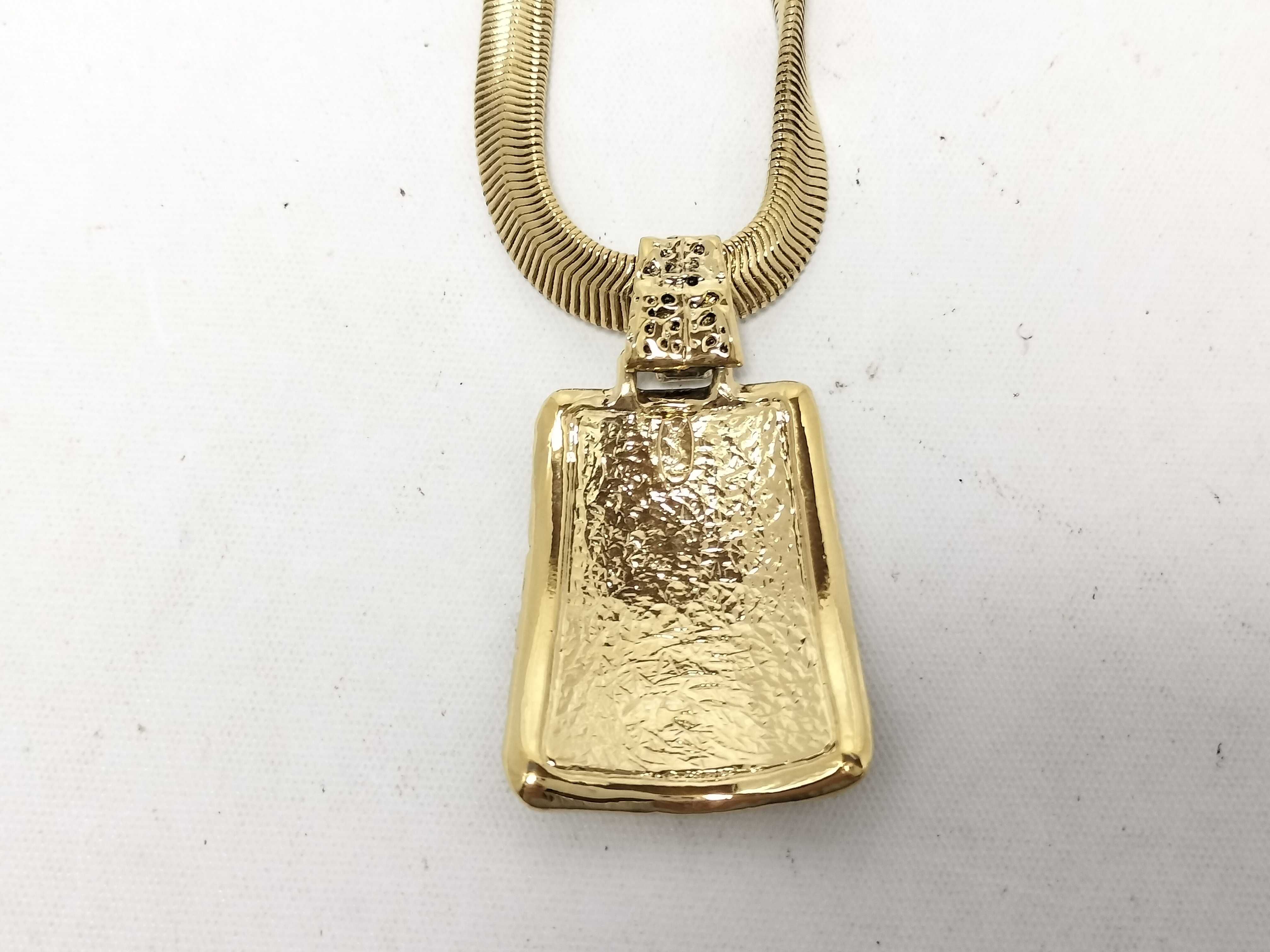 gold necklace — view 3