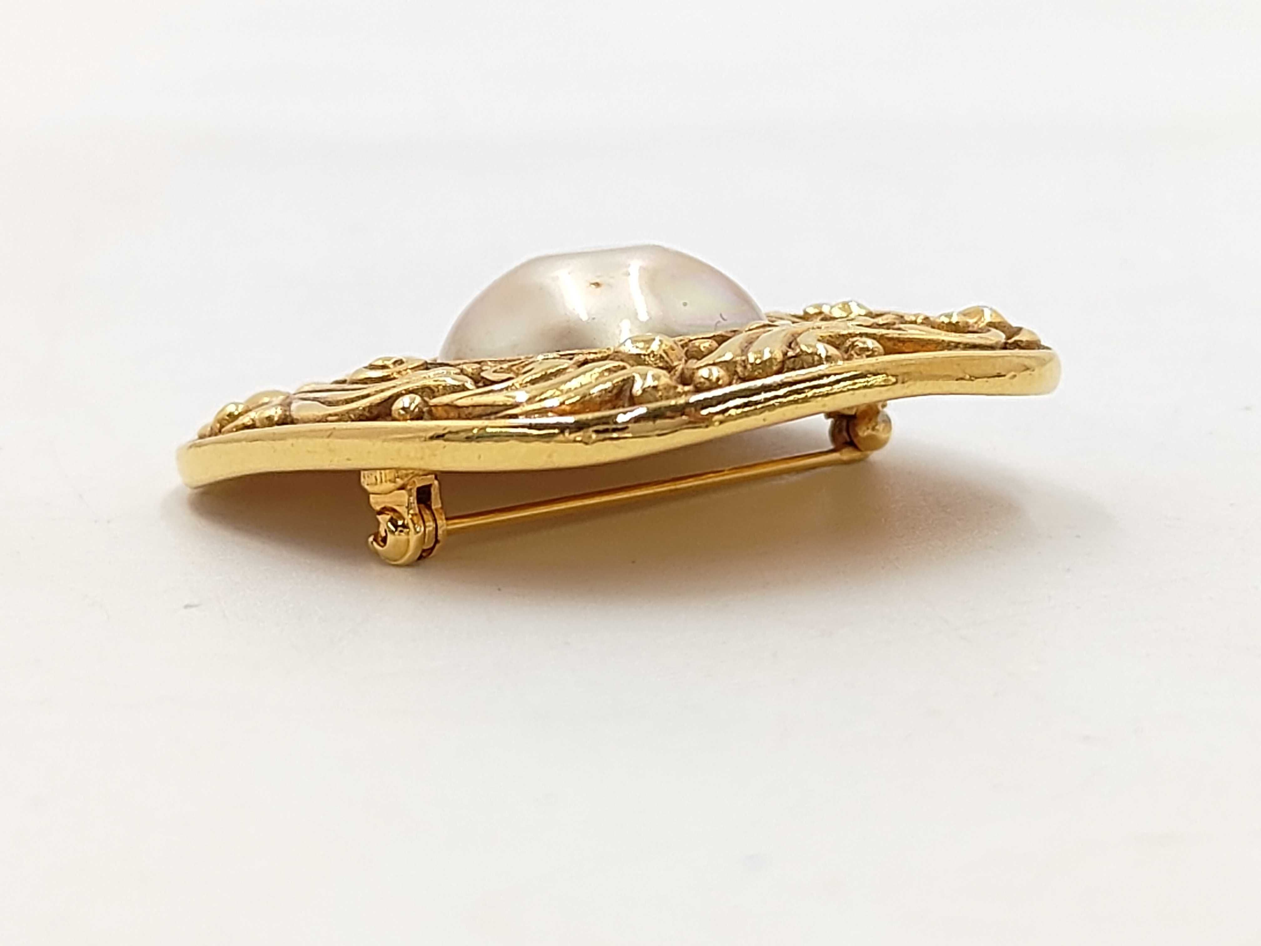 brooch — view 2