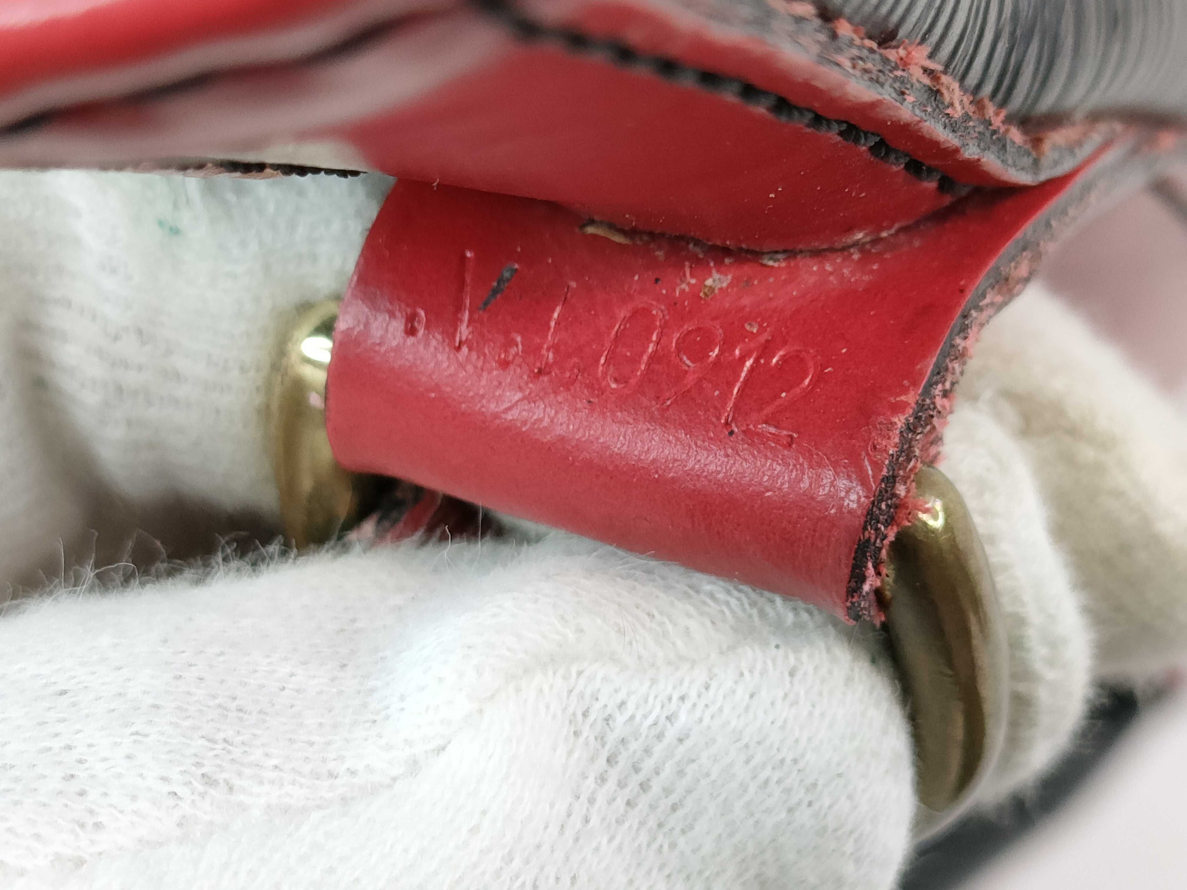 Epi FR - Epi Noe Red x Black Shoulder Bag — view 15