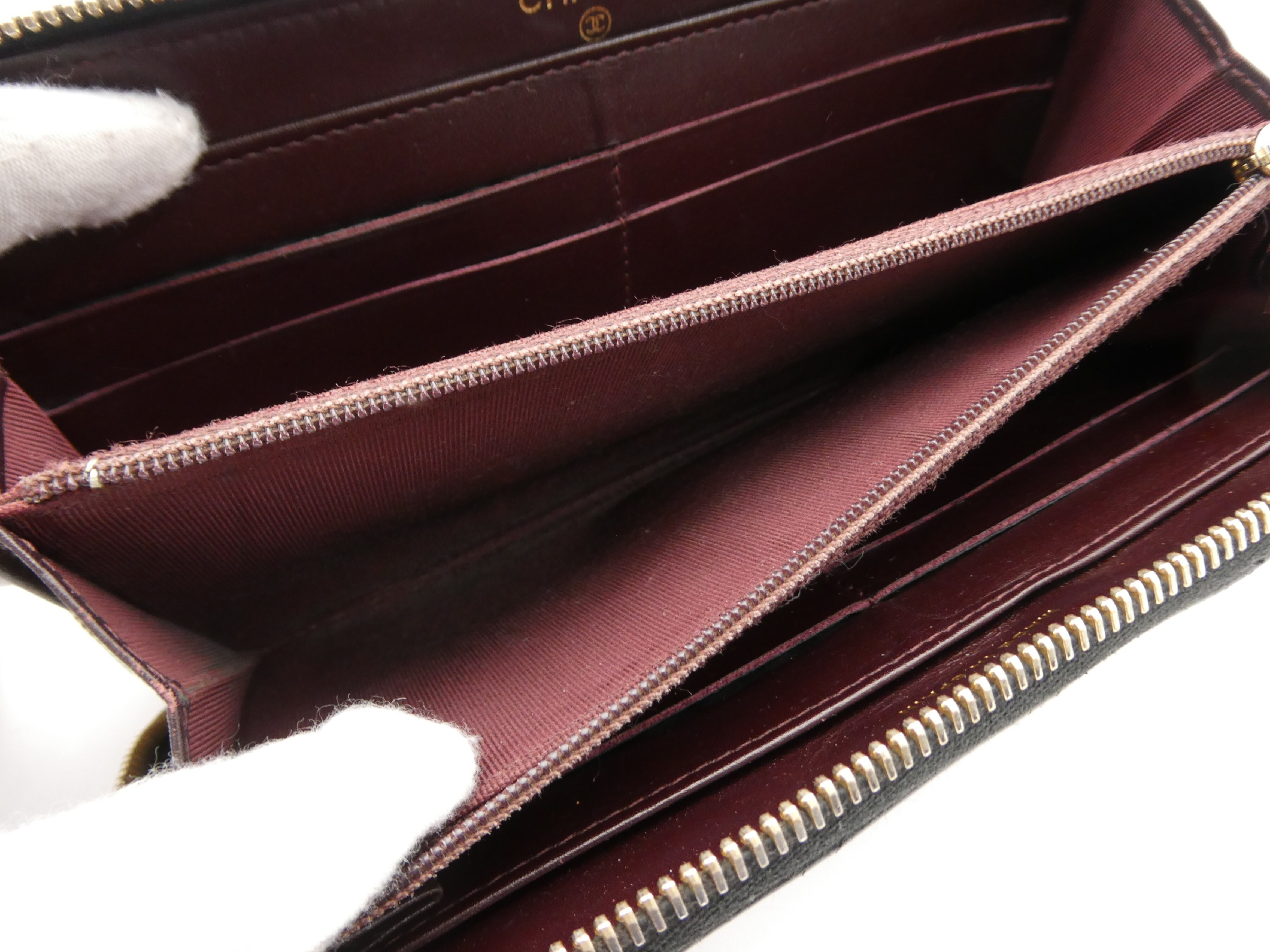 Matelassé Coco Mark Caviar Skin Round Zip Wallet — view 8