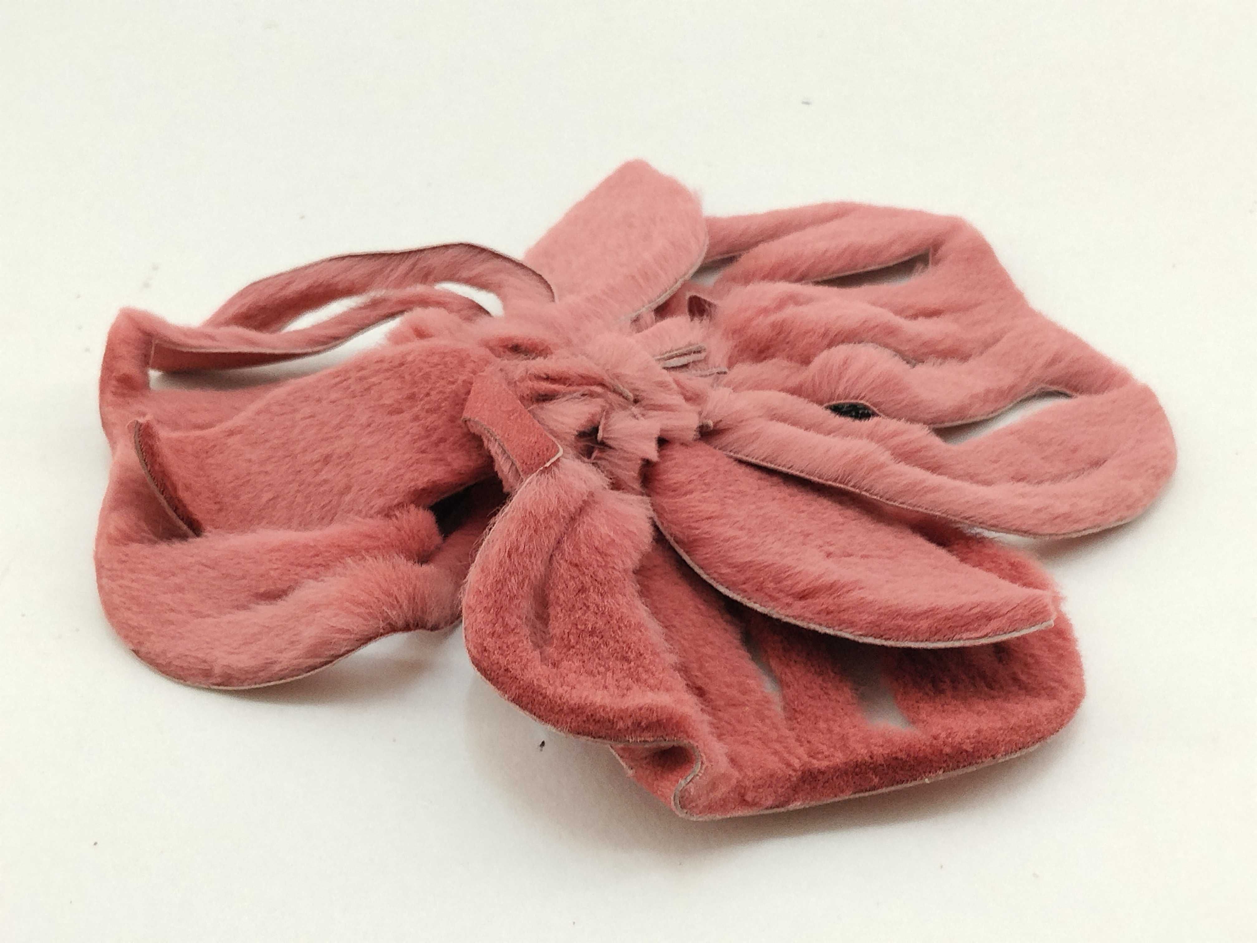 Fur Brooch / Fur / Pink / Small Clasp Brooch — view 7