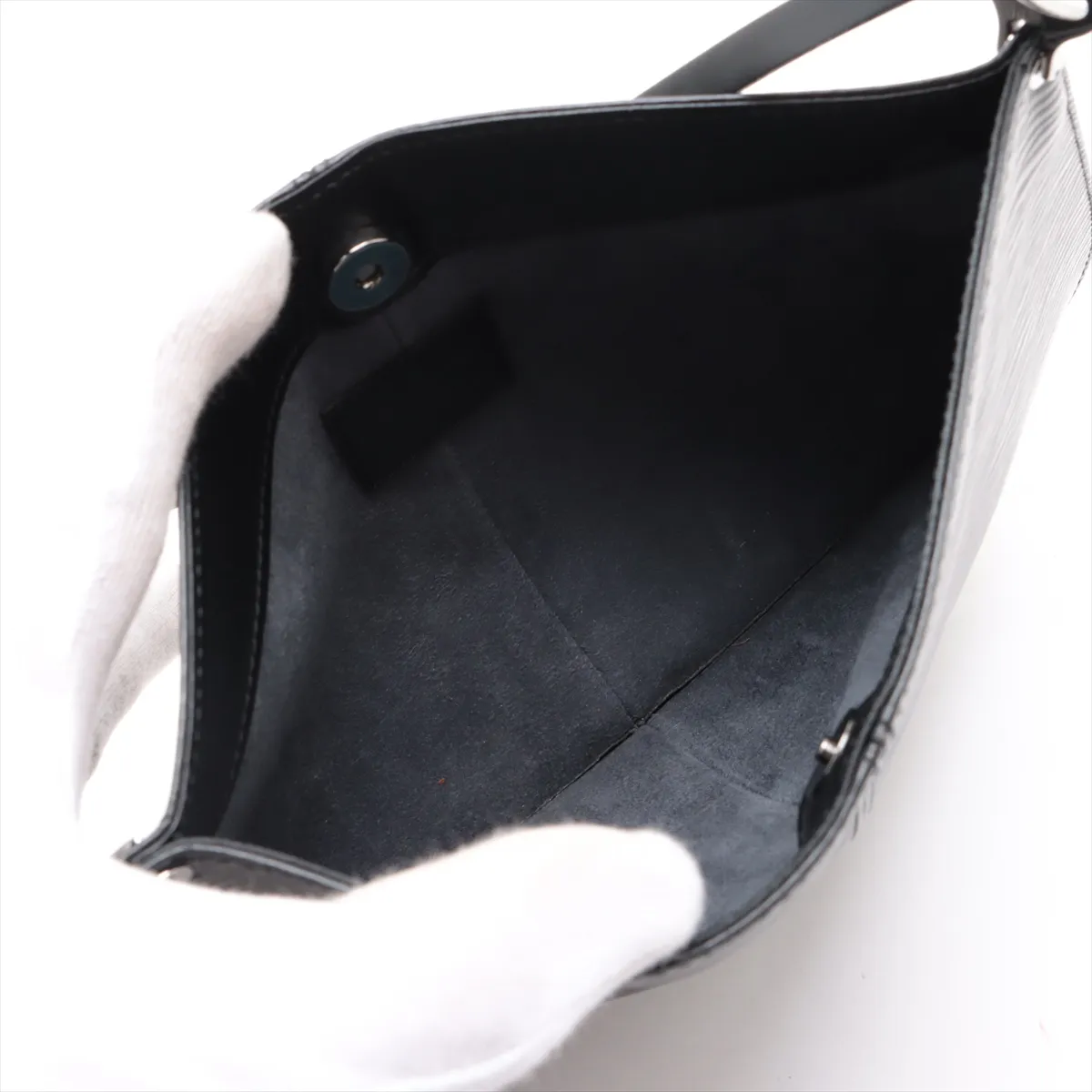 Epi Pochette Demilune M52622 SP0013 Black — view 7