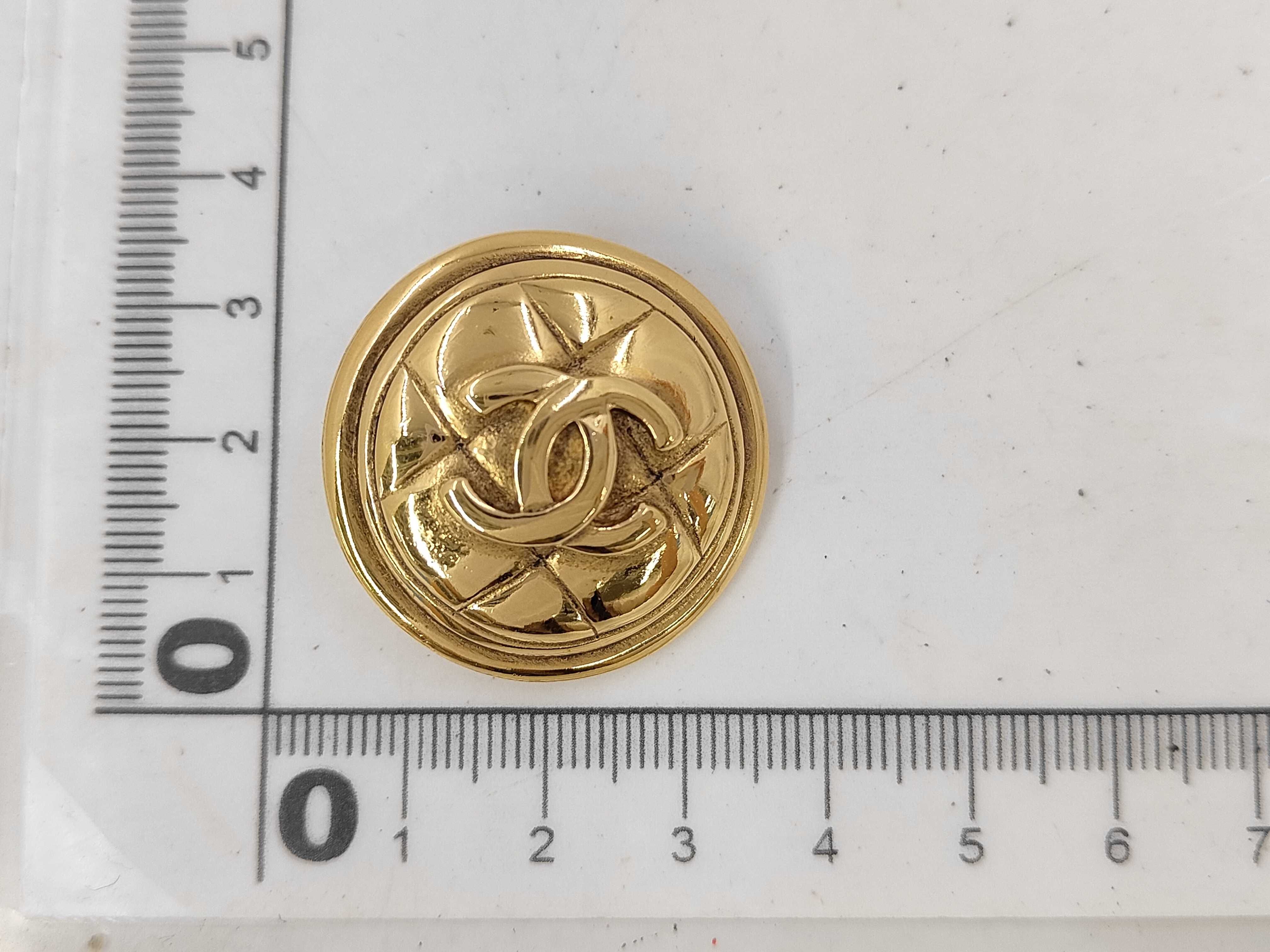 Matelassé Round Coco Gold Brooch — view 5