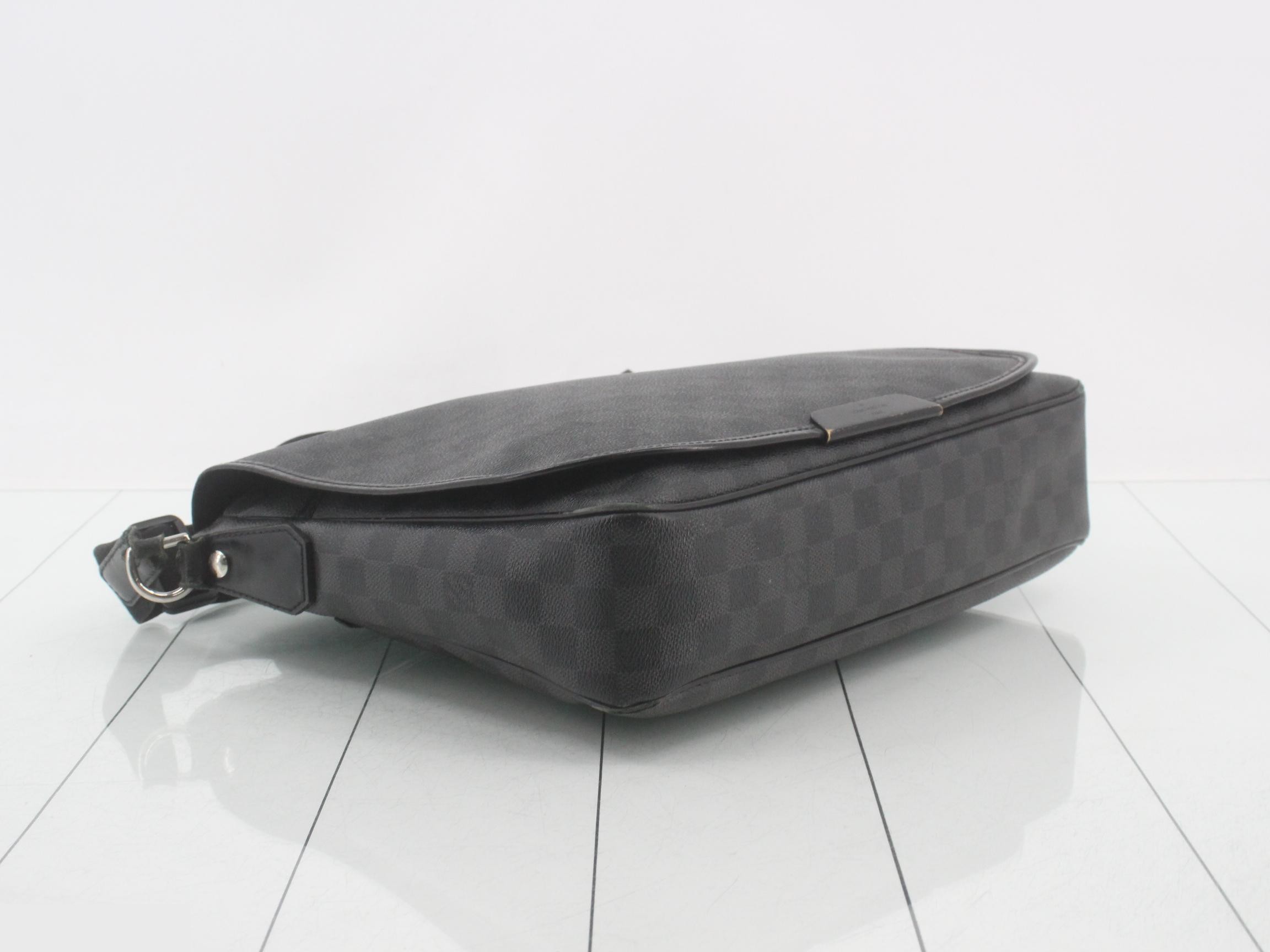Damier Graphite Shoulder Bag — view 5