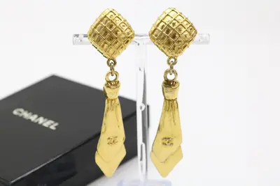 Matelassé Tie Motif Earrings